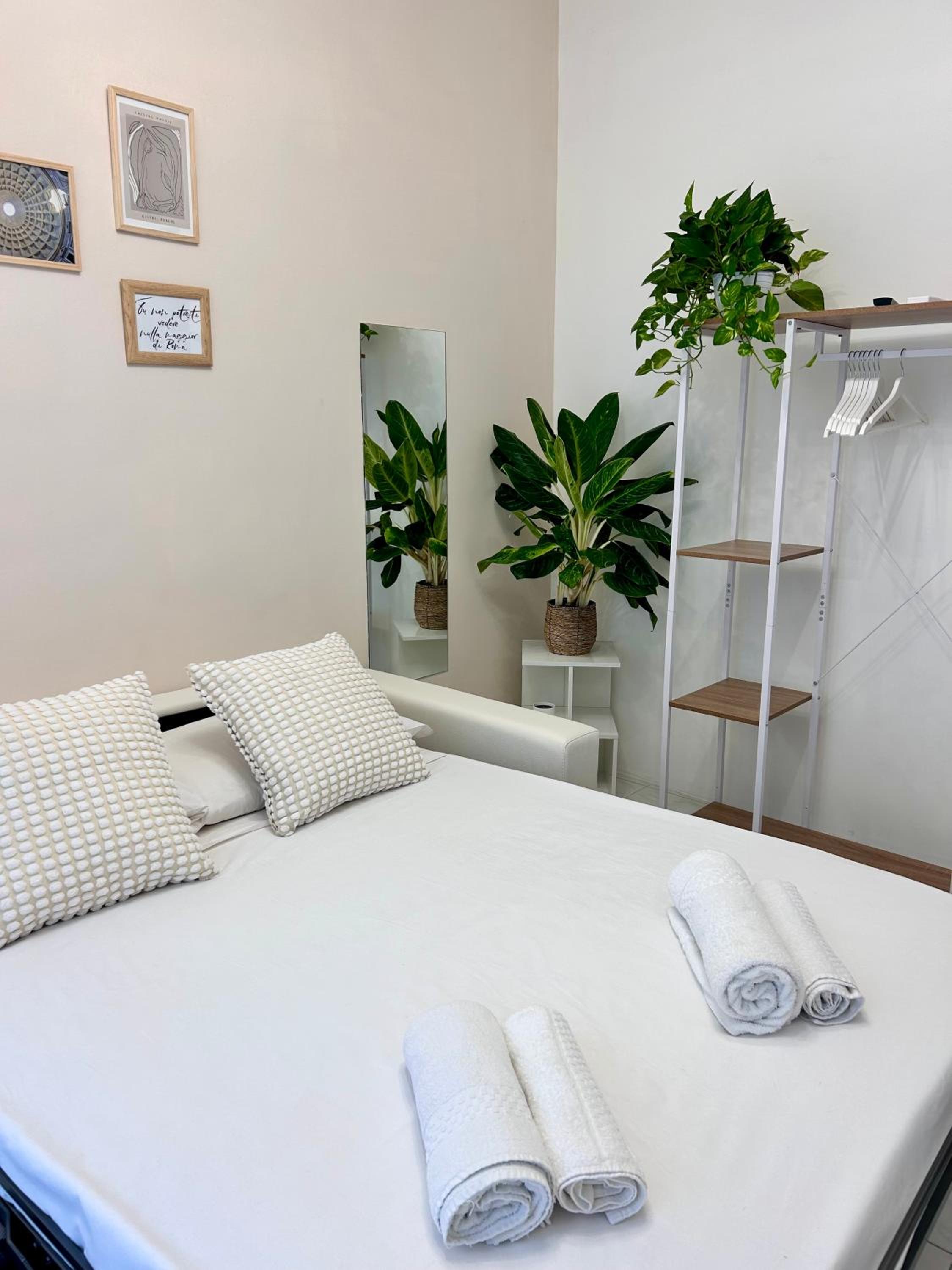 Metro at the door- Colosseo 6 min- 2BR AC WiFi