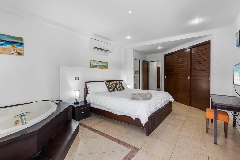 Nax3 Luxury Condo in Upscale Langosta Community