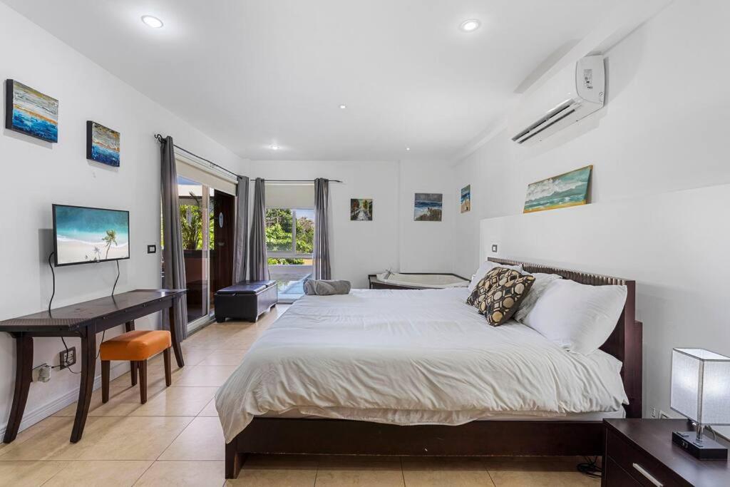Nax3 Luxury Condo in Upscale Langosta Community