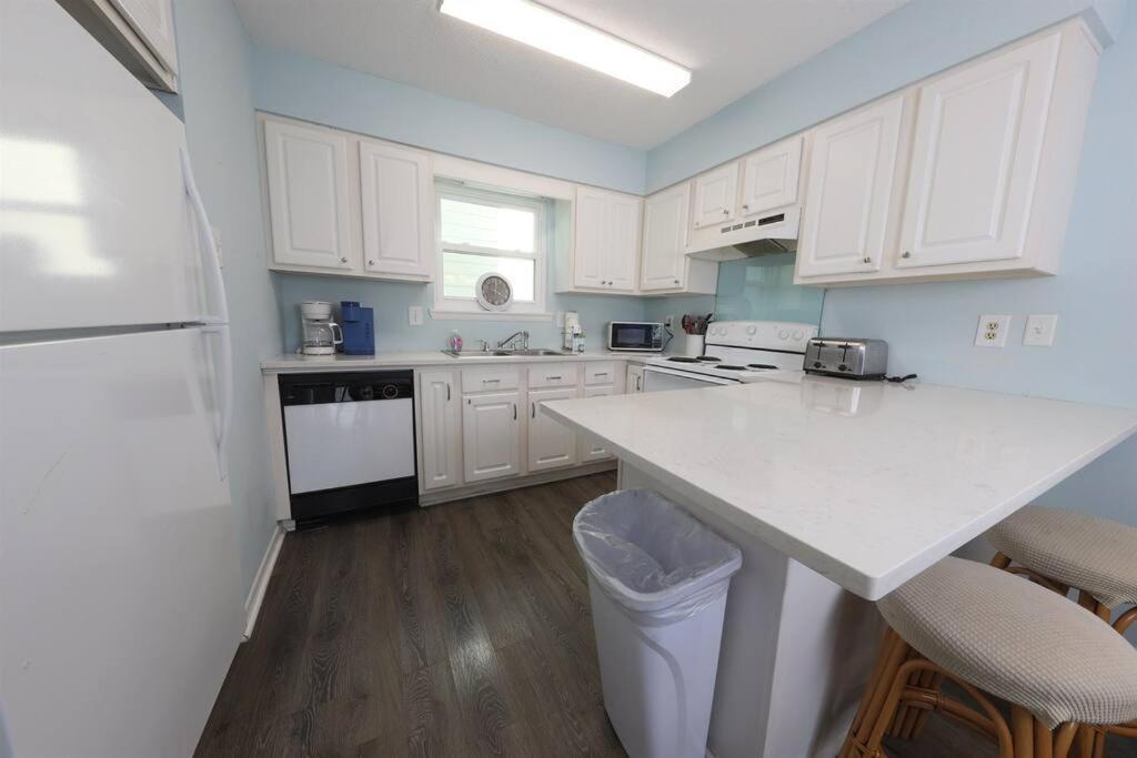 Cute 2 Bedroom Condo at Beachcomber with Beach Access 100 feet Across Street view 3