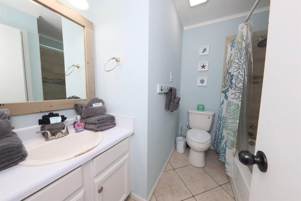 Cute 2 Bedroom Condo at Beachcomber with Beach Access 100 feet Across Street view 4