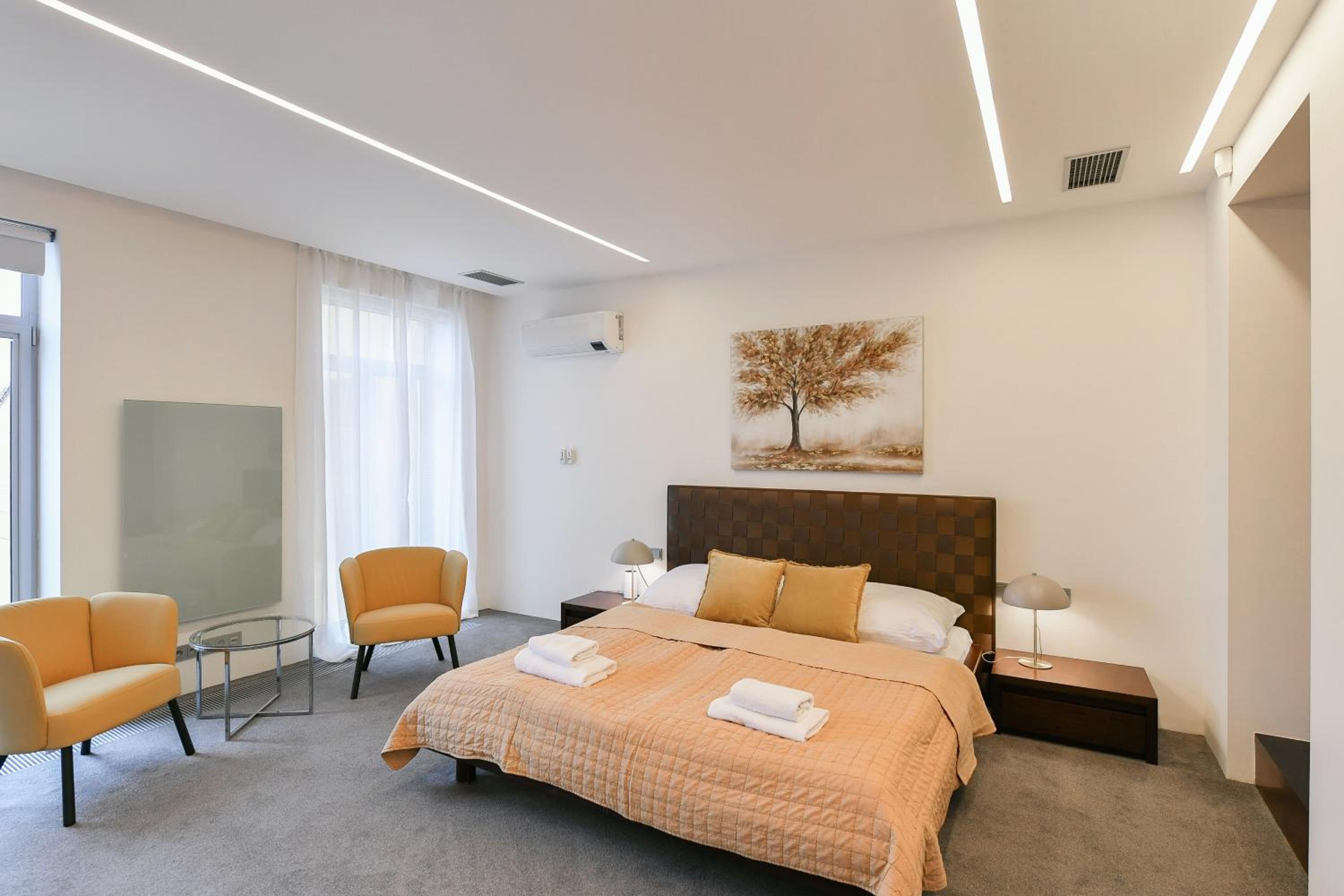 PRESIDENTIAL PENTHOUSE, 303m2, JACUZZI on TERRACE, SAUNA, 6BDRM, 4BTHRM, AC, LIFT