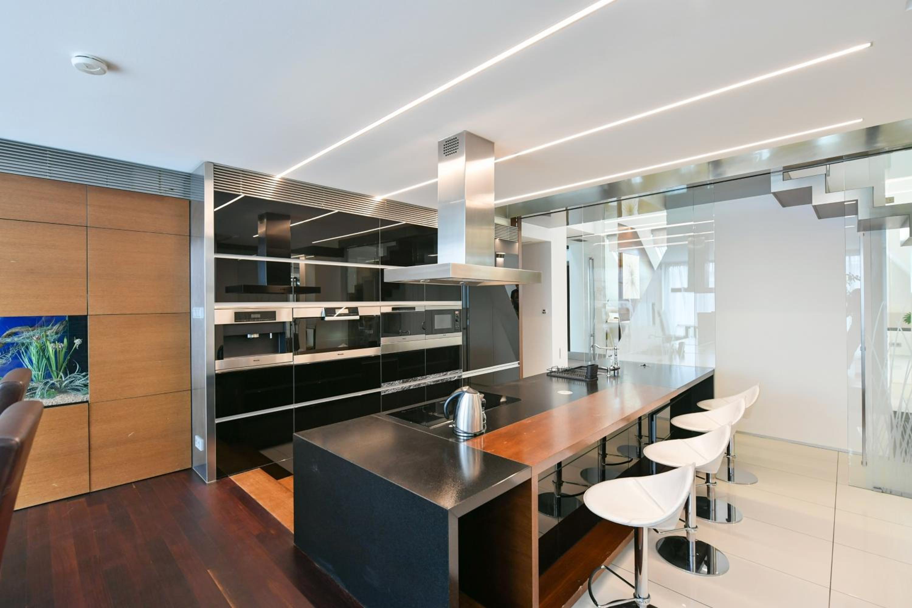 PRESIDENTIAL PENTHOUSE, 303m2, JACUZZI on TERRACE, SAUNA, 6BDRM, 4BTHRM, AC, LIFT