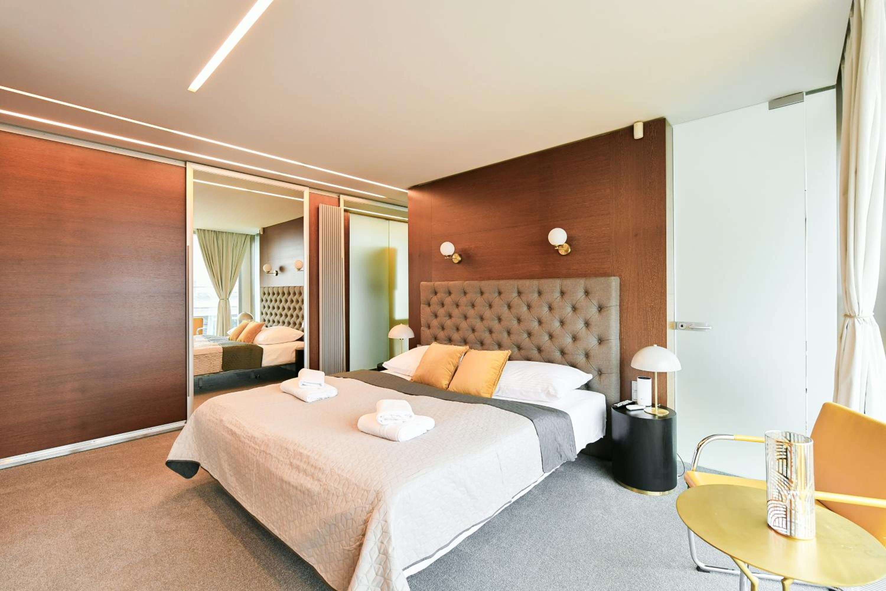 PRESIDENTIAL PENTHOUSE, 303m2, JACUZZI on TERRACE, SAUNA, 6BDRM, 4BTHRM, AC, LIFT