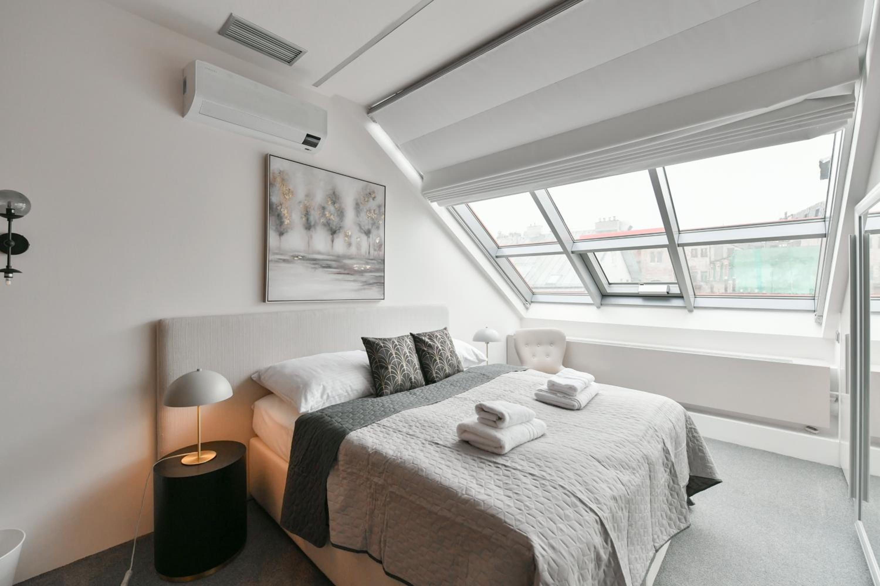 PRESIDENTIAL PENTHOUSE, 303m2, JACUZZI on TERRACE, SAUNA, 6BDRM, 4BTHRM, AC, LIFT
