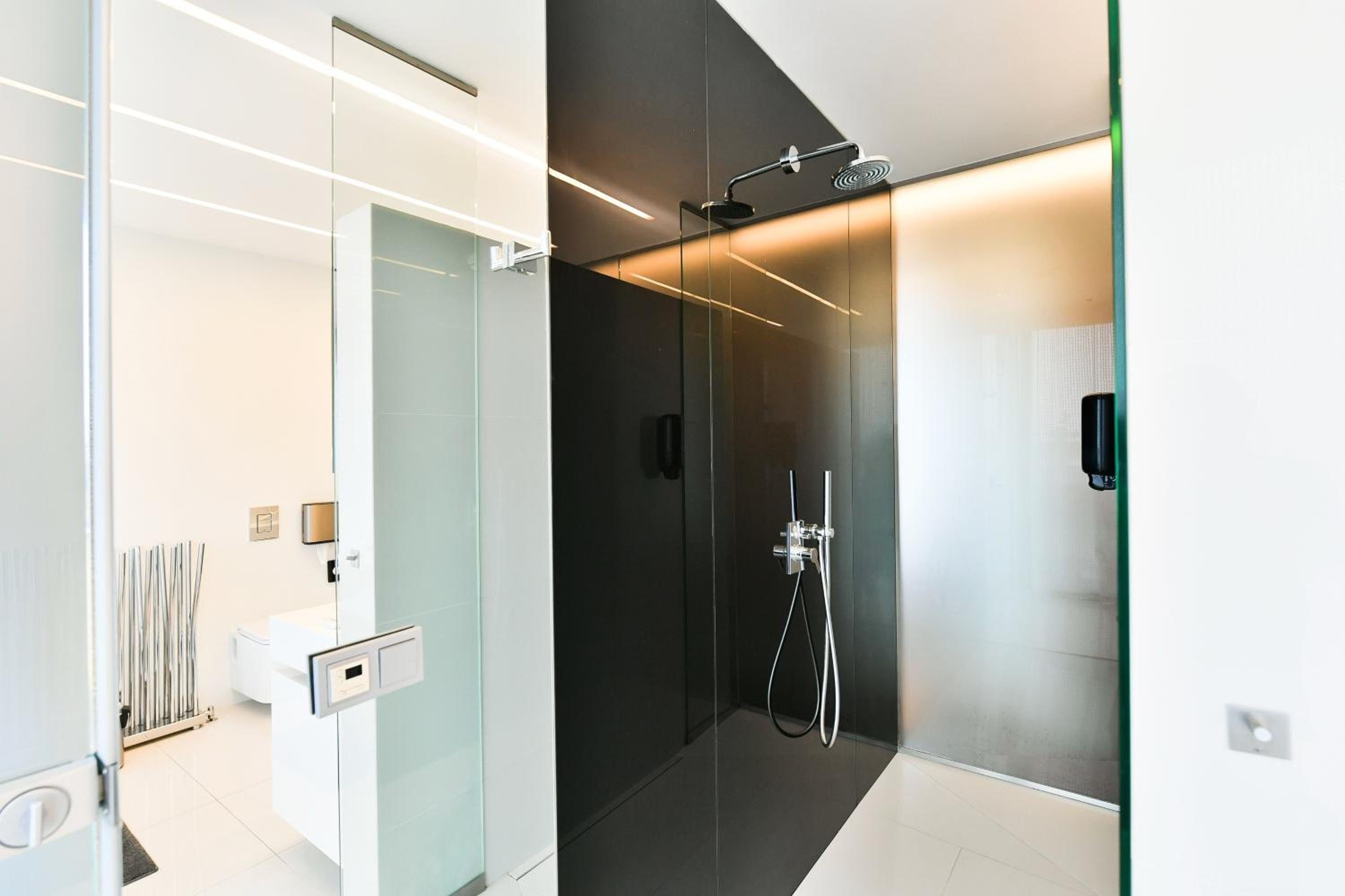 PRESIDENTIAL PENTHOUSE, 303m2, JACUZZI on TERRACE, SAUNA, 6BDRM, 4BTHRM, AC, LIFT