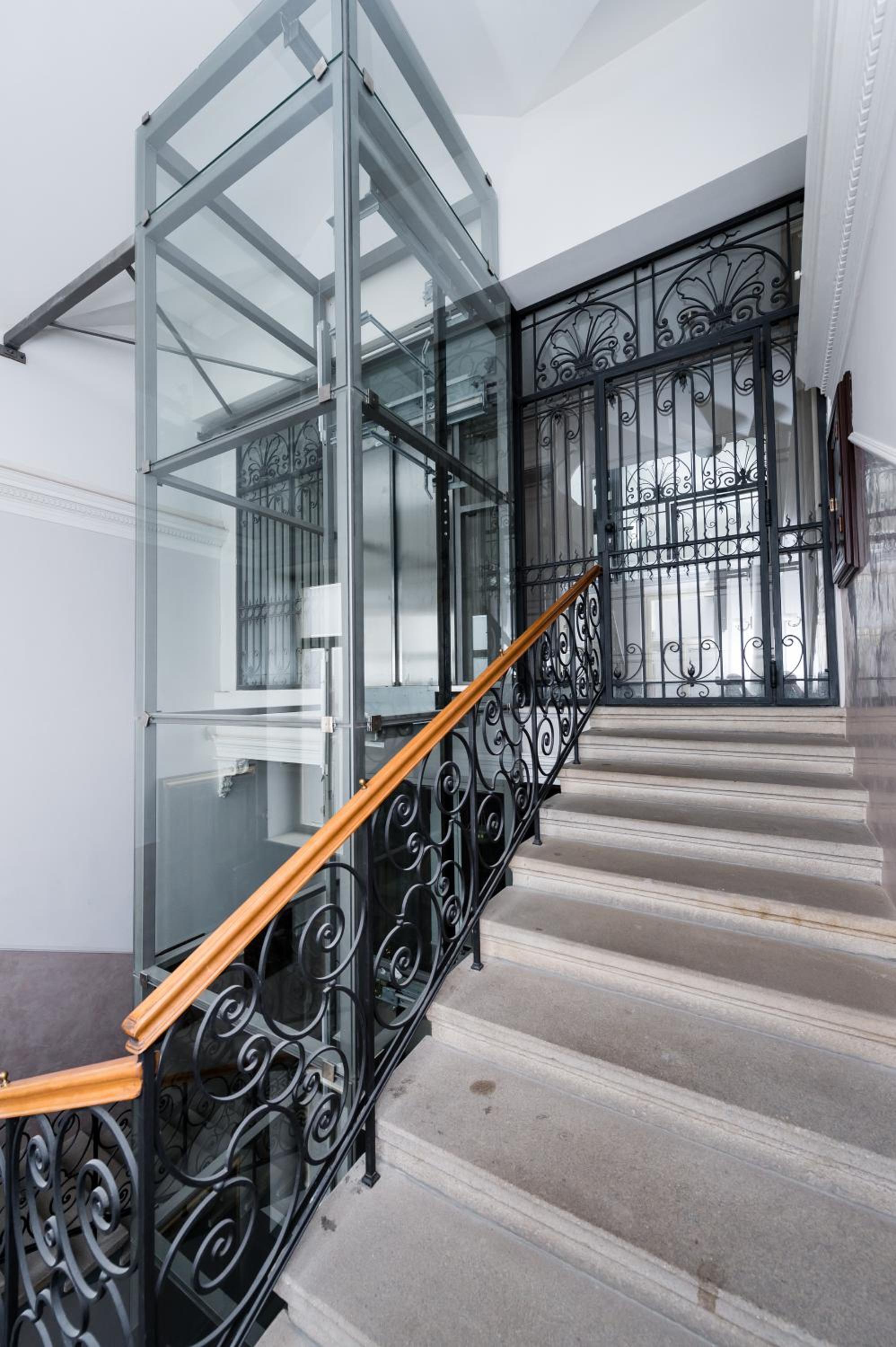 PRESIDENTIAL PENTHOUSE, 303m2, JACUZZI on TERRACE, SAUNA, 6BDRM, 4BTHRM, AC, LIFT