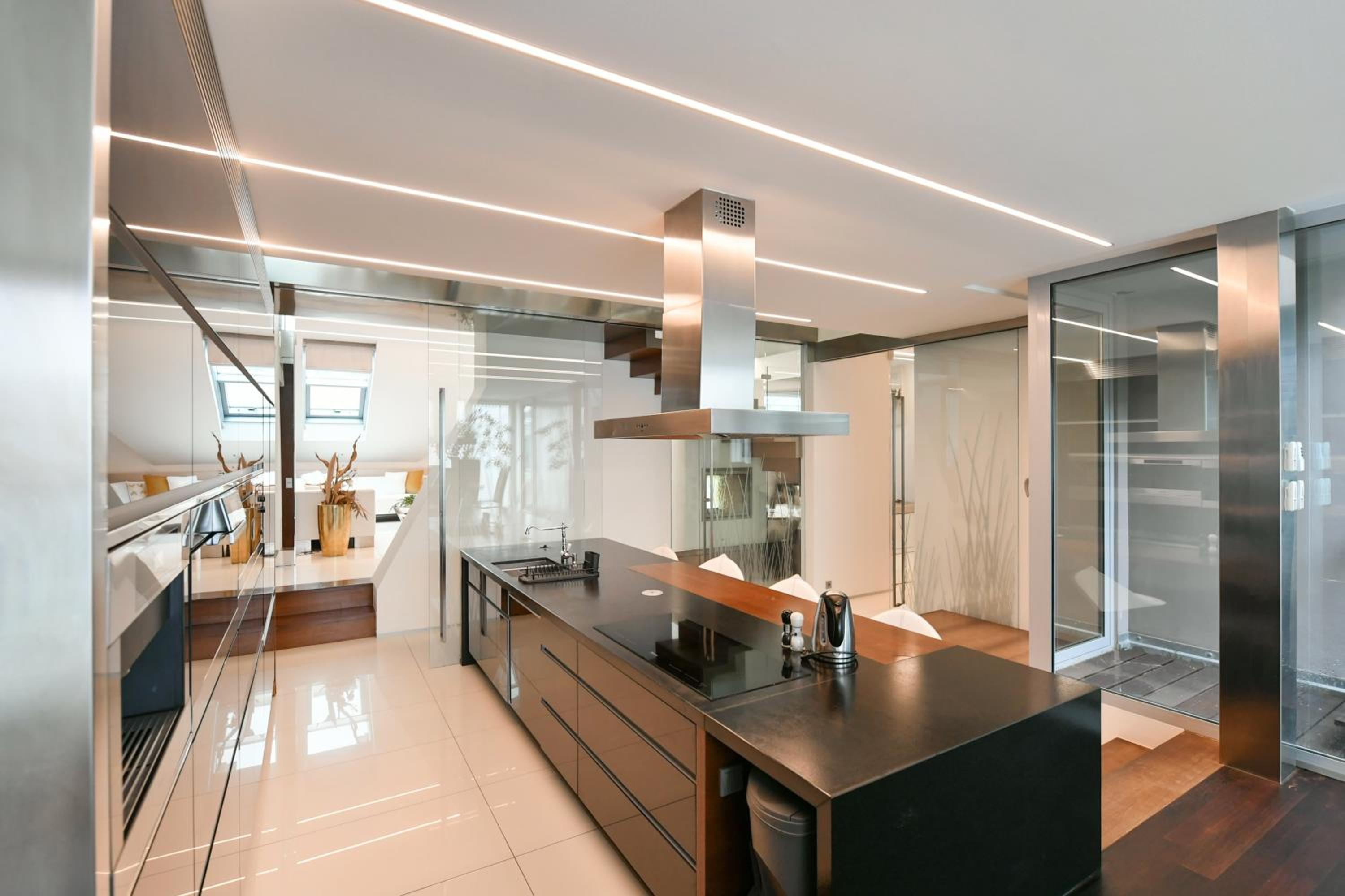 PRESIDENTIAL PENTHOUSE, 303m2, JACUZZI on TERRACE, SAUNA, 6BDRM, 4BTHRM, AC, LIFT