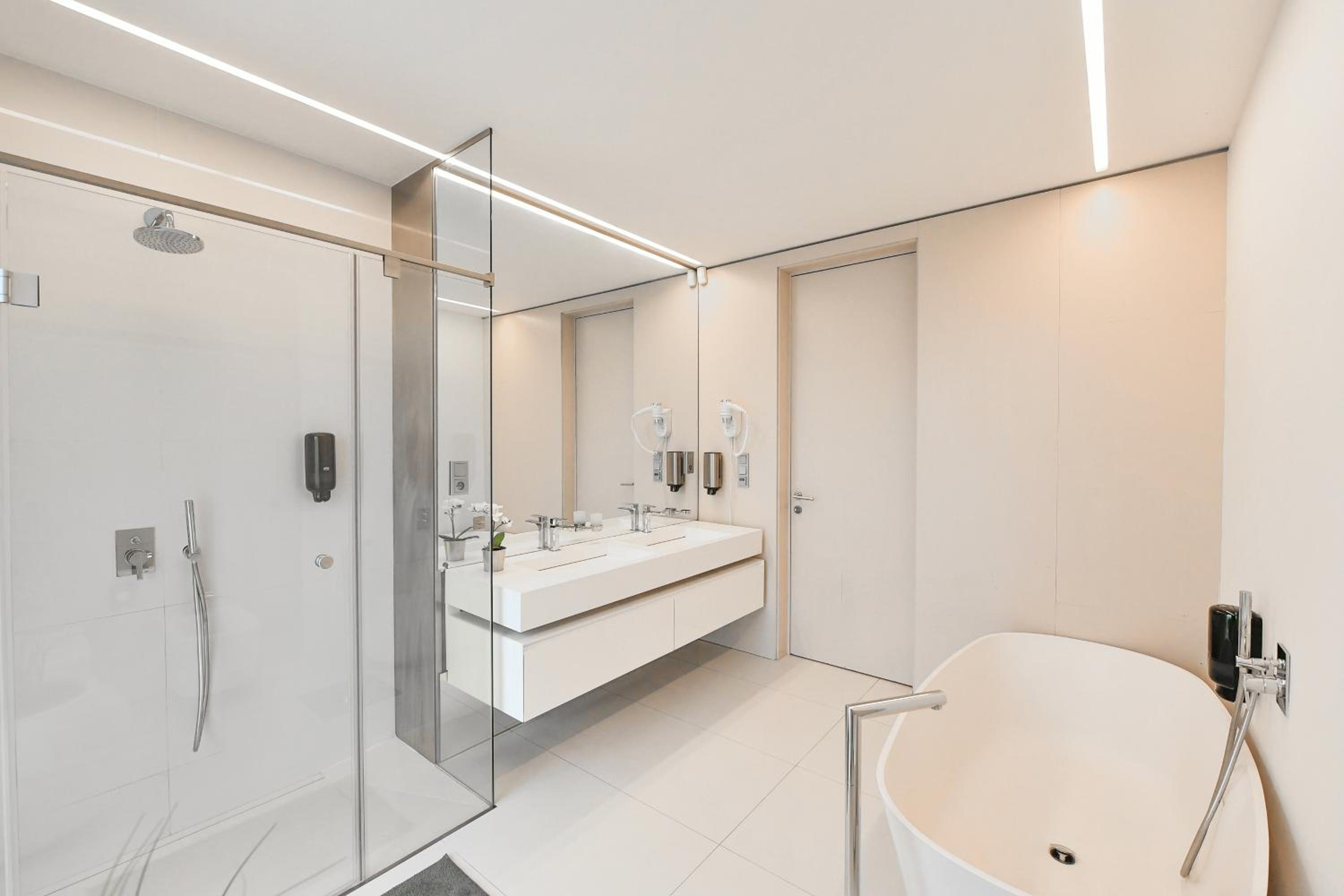 PRESIDENTIAL PENTHOUSE, 303m2, JACUZZI on TERRACE, SAUNA, 6BDRM, 4BTHRM, AC, LIFT