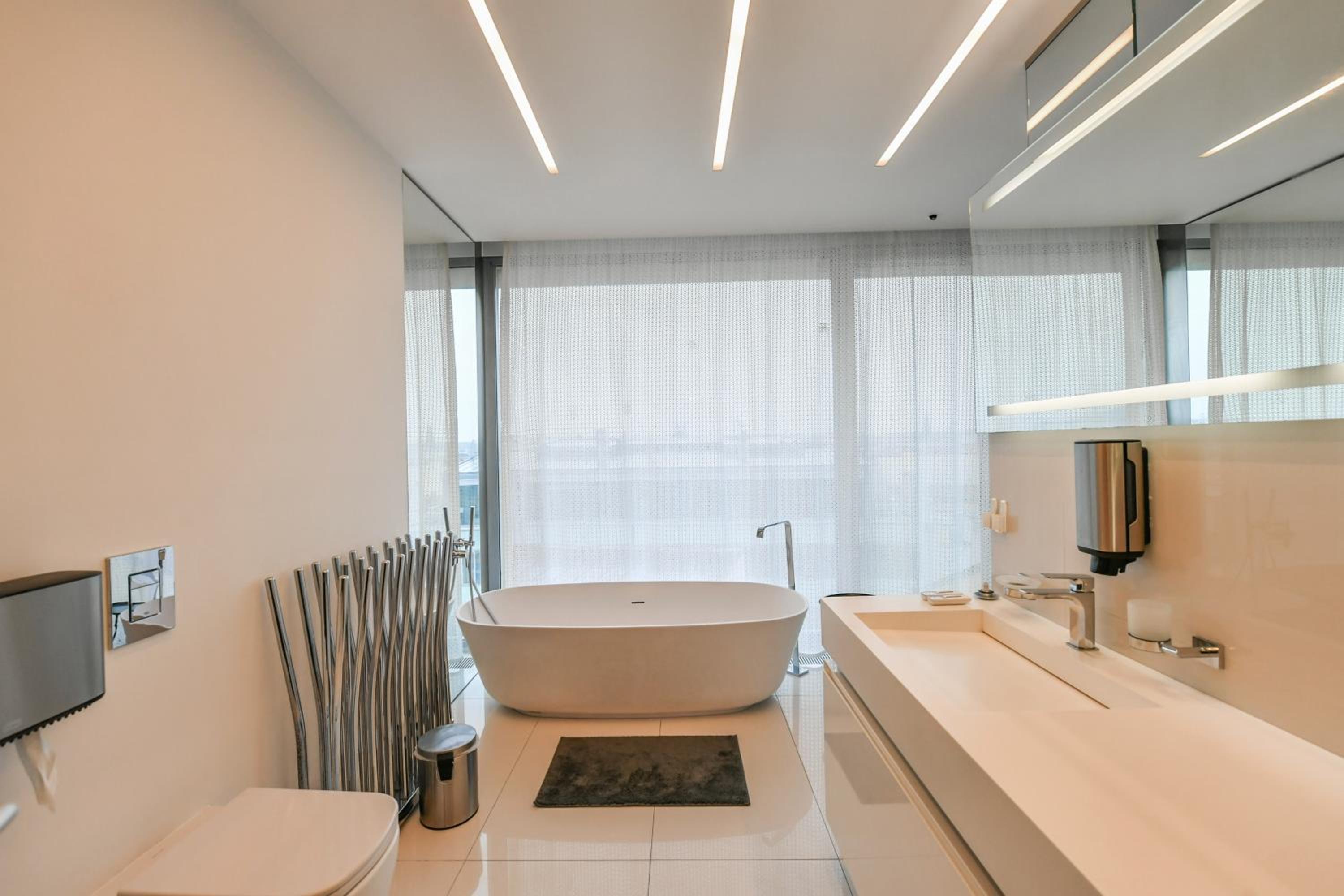 PRESIDENTIAL PENTHOUSE, 303m2, JACUZZI on TERRACE, SAUNA, 6BDRM, 4BTHRM, AC, LIFT