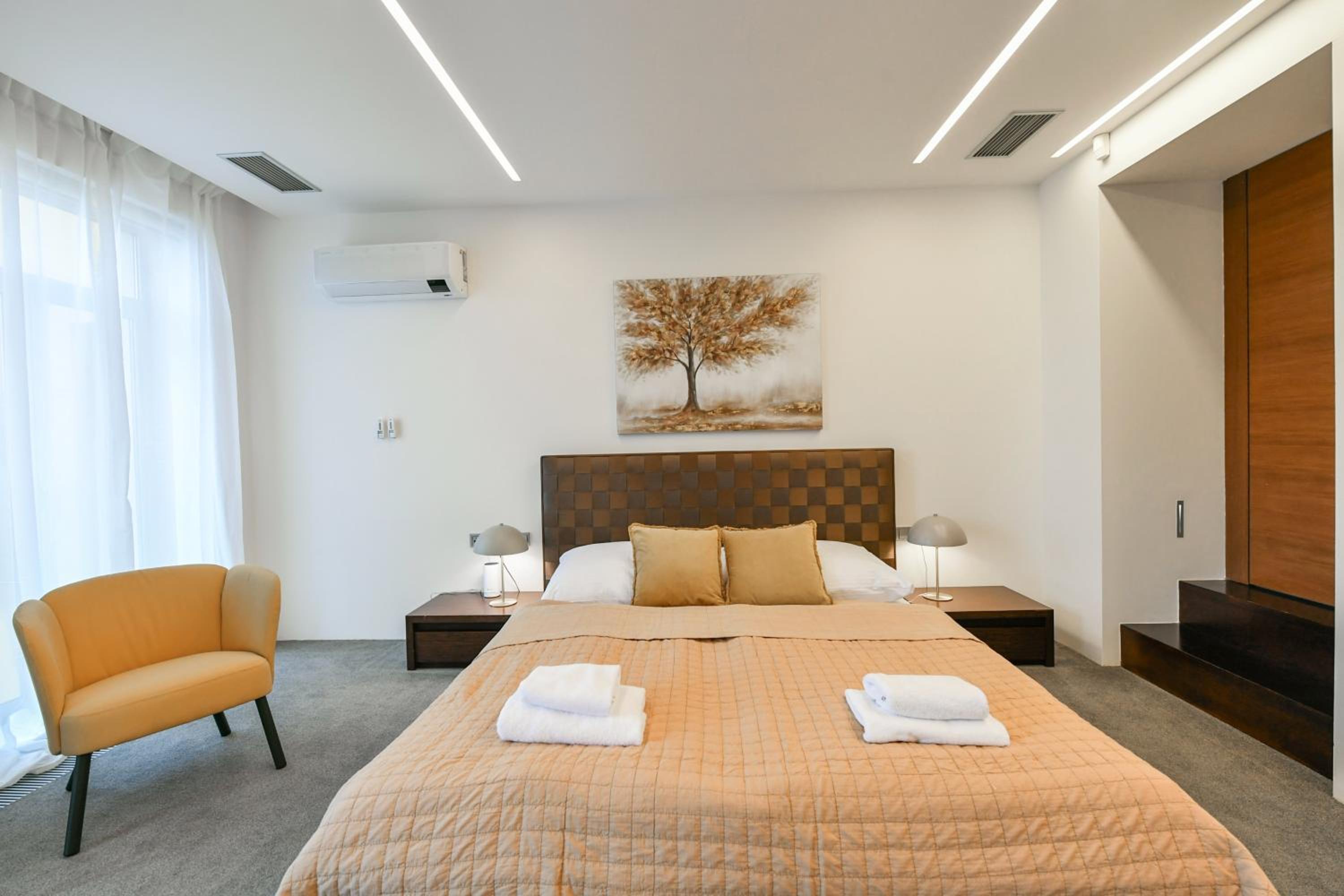 PRESIDENTIAL PENTHOUSE, 303m2, JACUZZI on TERRACE, SAUNA, 6BDRM, 4BTHRM, AC, LIFT