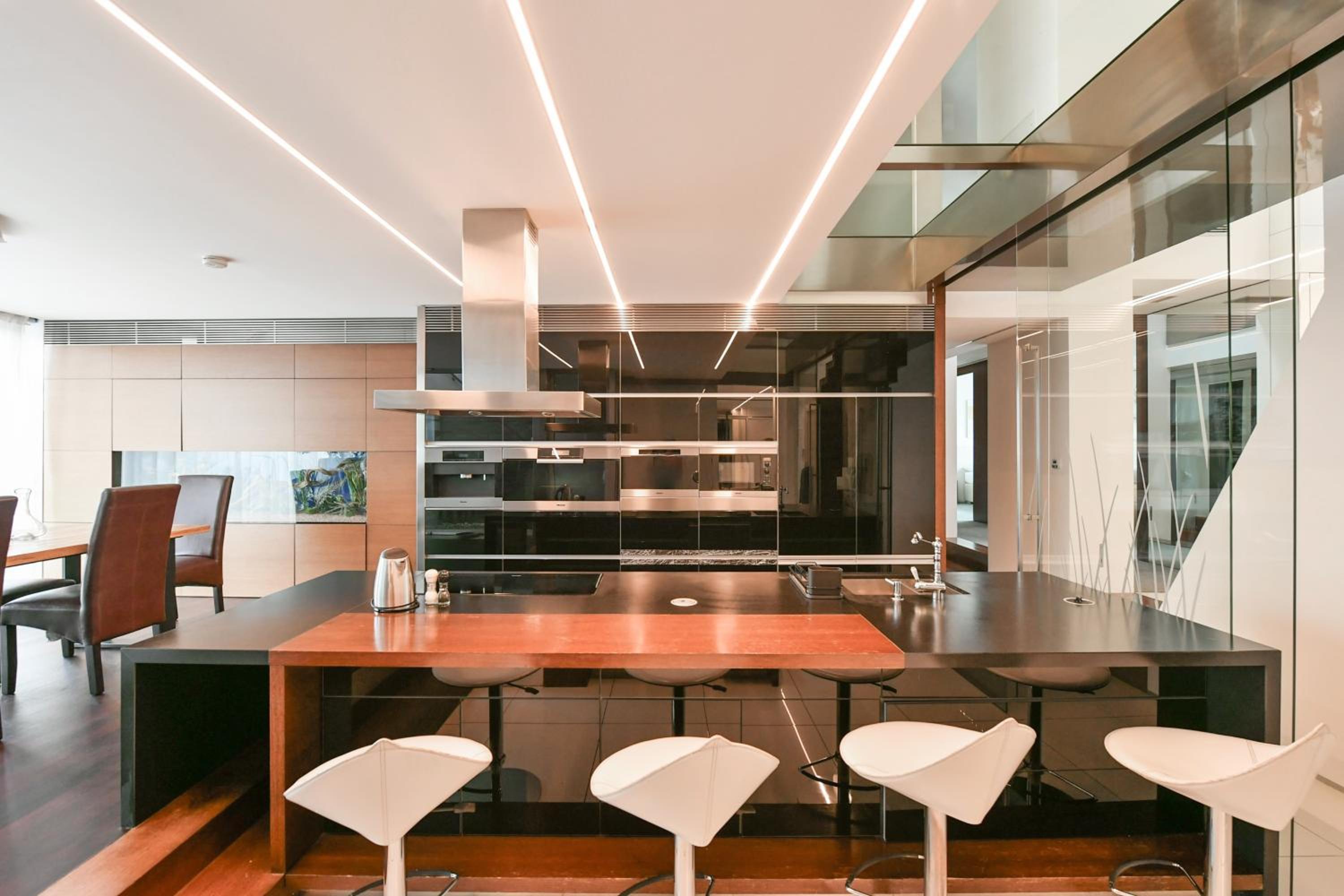 PRESIDENTIAL PENTHOUSE, 303m2, JACUZZI on TERRACE, SAUNA, 6BDRM, 4BTHRM, AC, LIFT