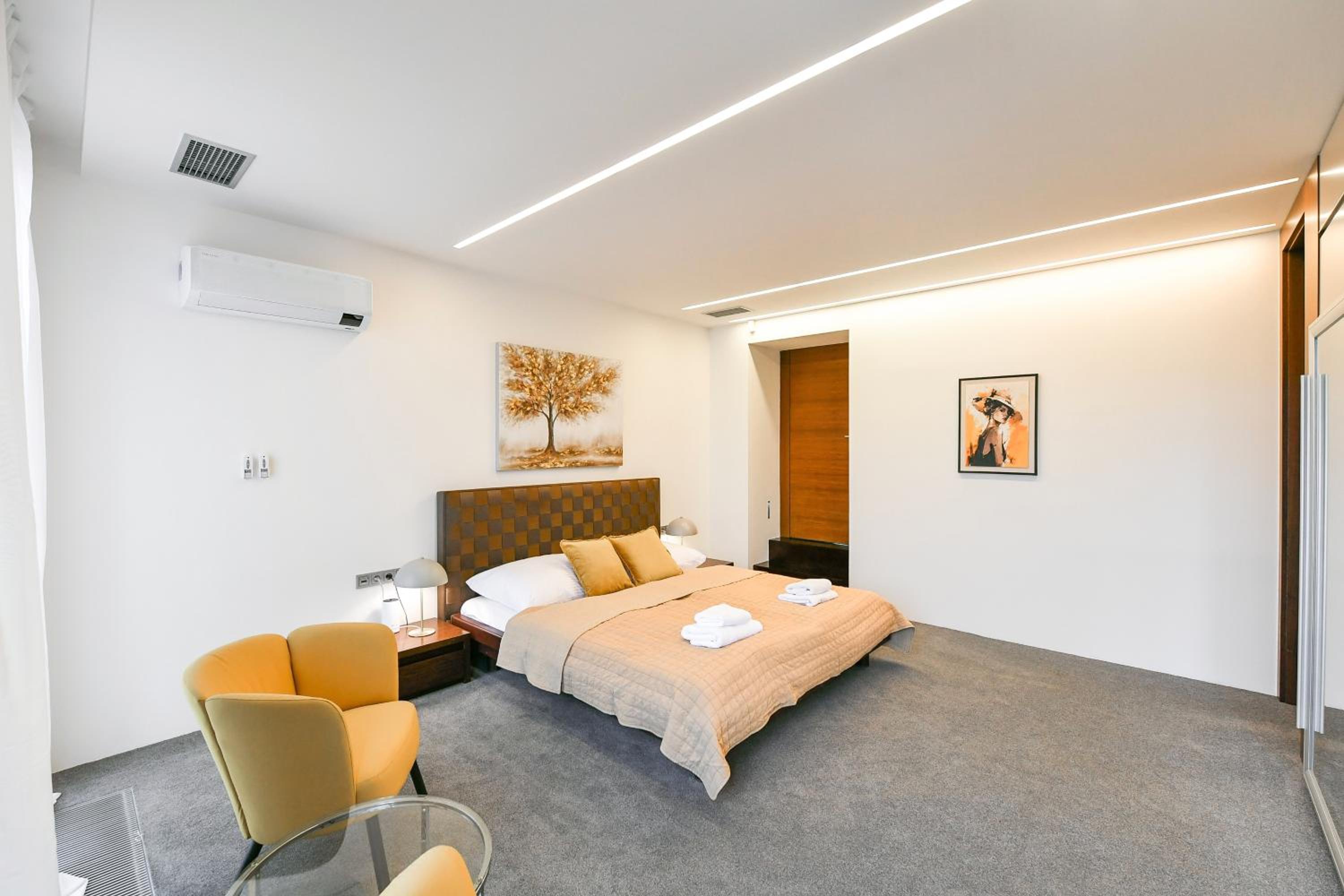 PRESIDENTIAL PENTHOUSE, 303m2, JACUZZI on TERRACE, SAUNA, 6BDRM, 4BTHRM, AC, LIFT