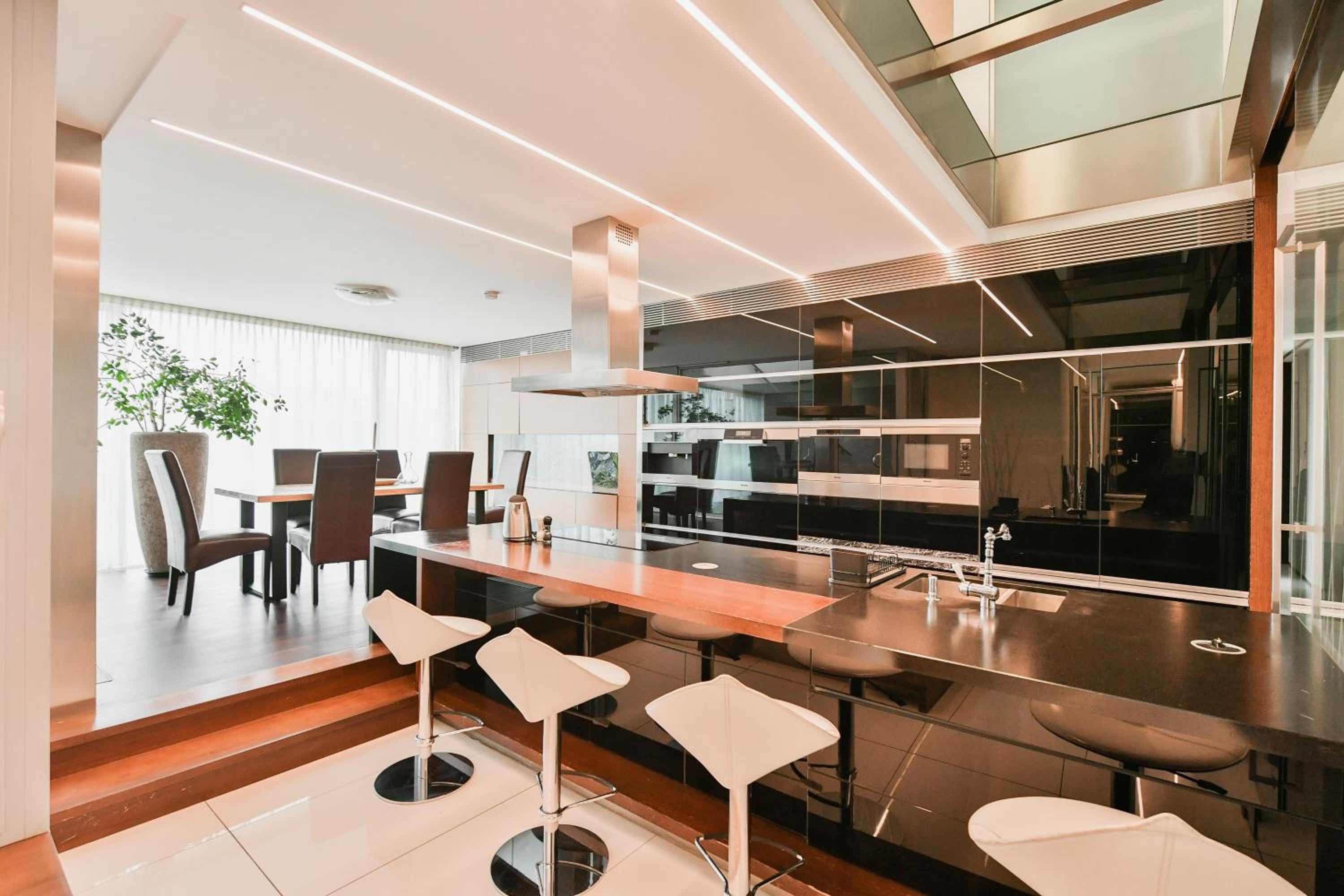 PRESIDENTIAL PENTHOUSE, 303m2, JACUZZI on TERRACE, SAUNA, 6BDRM, 4BTHRM, AC, LIFT