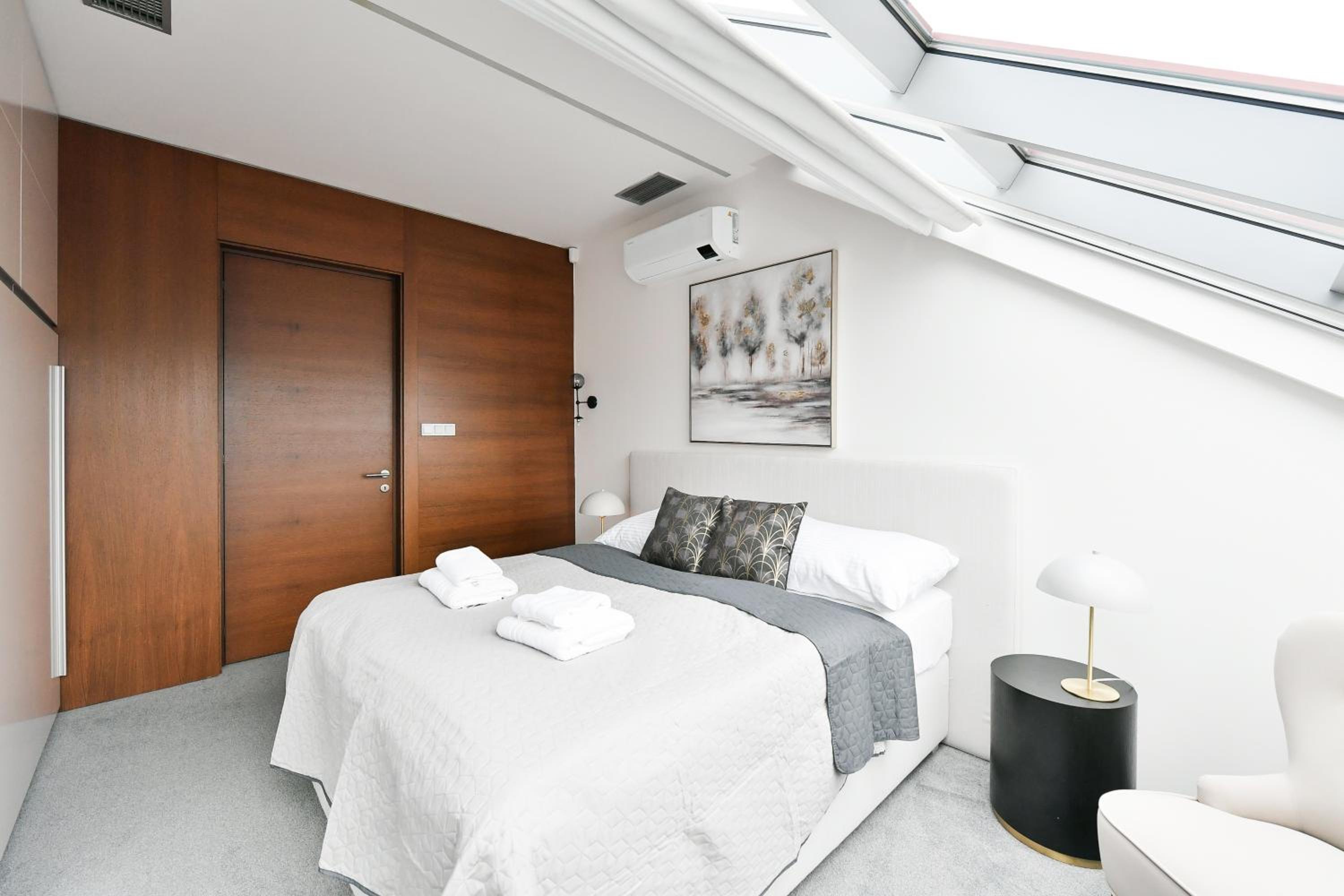 PRESIDENTIAL PENTHOUSE, 303m2, JACUZZI on TERRACE, SAUNA, 6BDRM, 4BTHRM, AC, LIFT