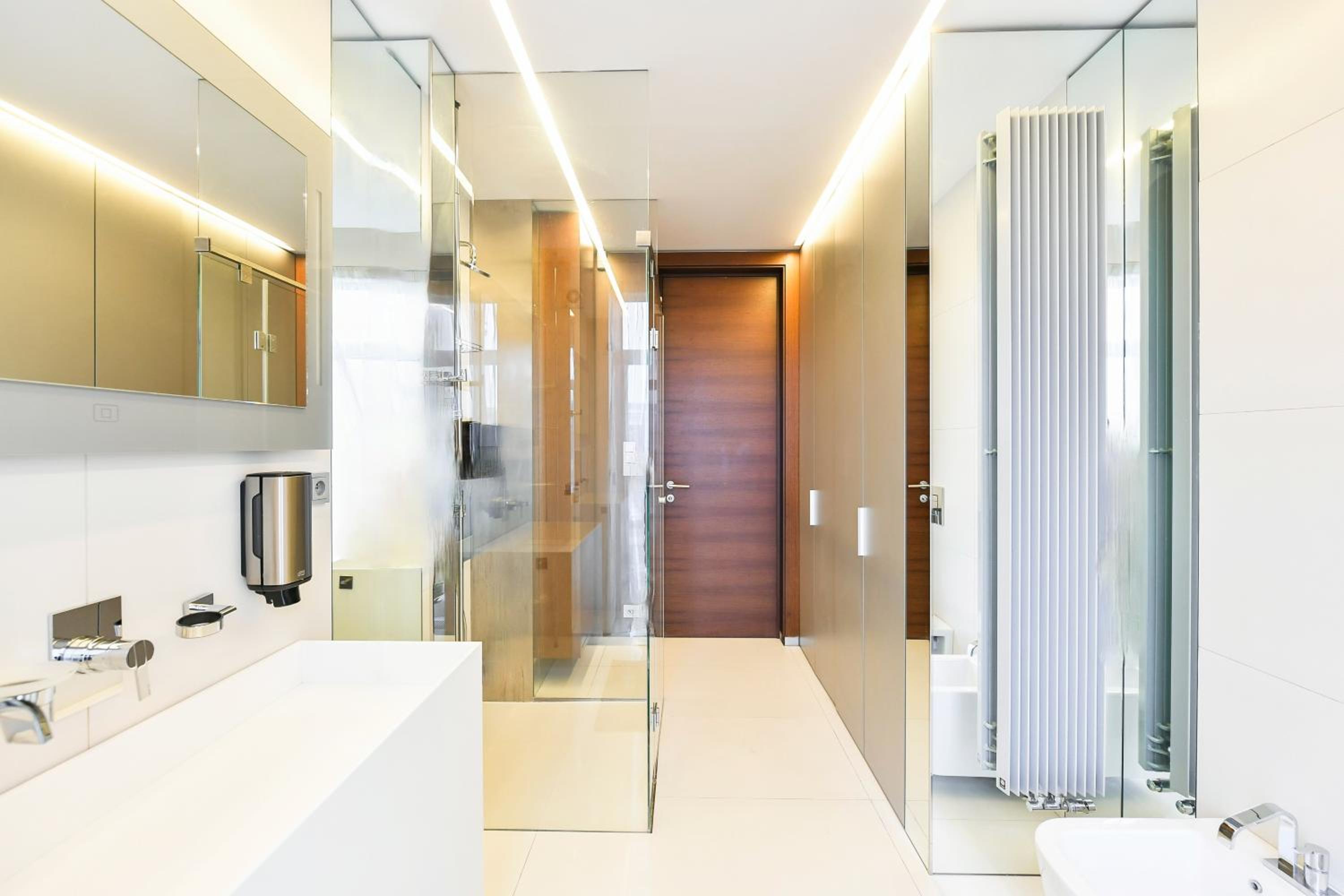 PRESIDENTIAL PENTHOUSE, 303m2, JACUZZI on TERRACE, SAUNA, 6BDRM, 4BTHRM, AC, LIFT