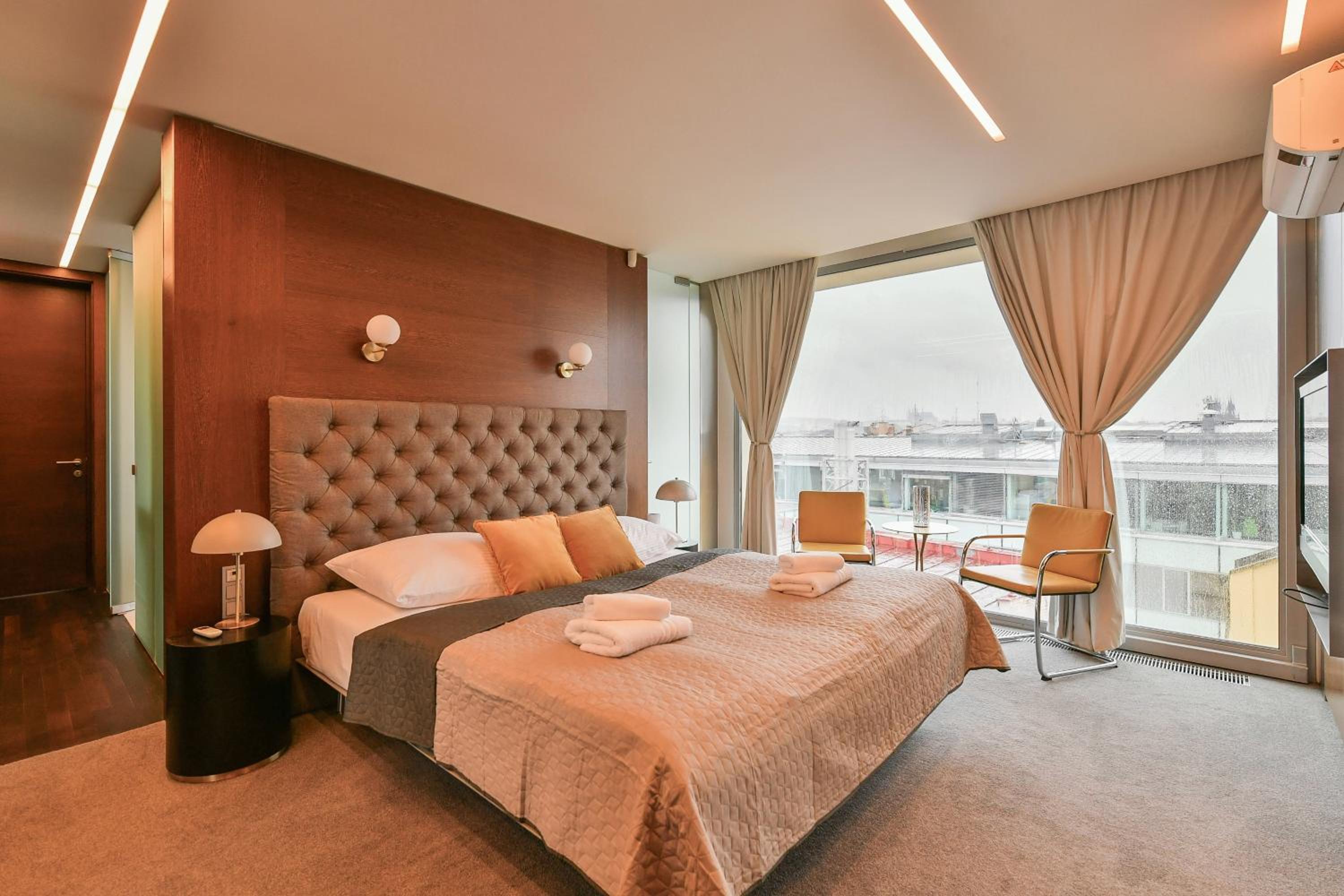 PRESIDENTIAL PENTHOUSE, 303m2, JACUZZI on TERRACE, SAUNA, 6BDRM, 4BTHRM, AC, LIFT
