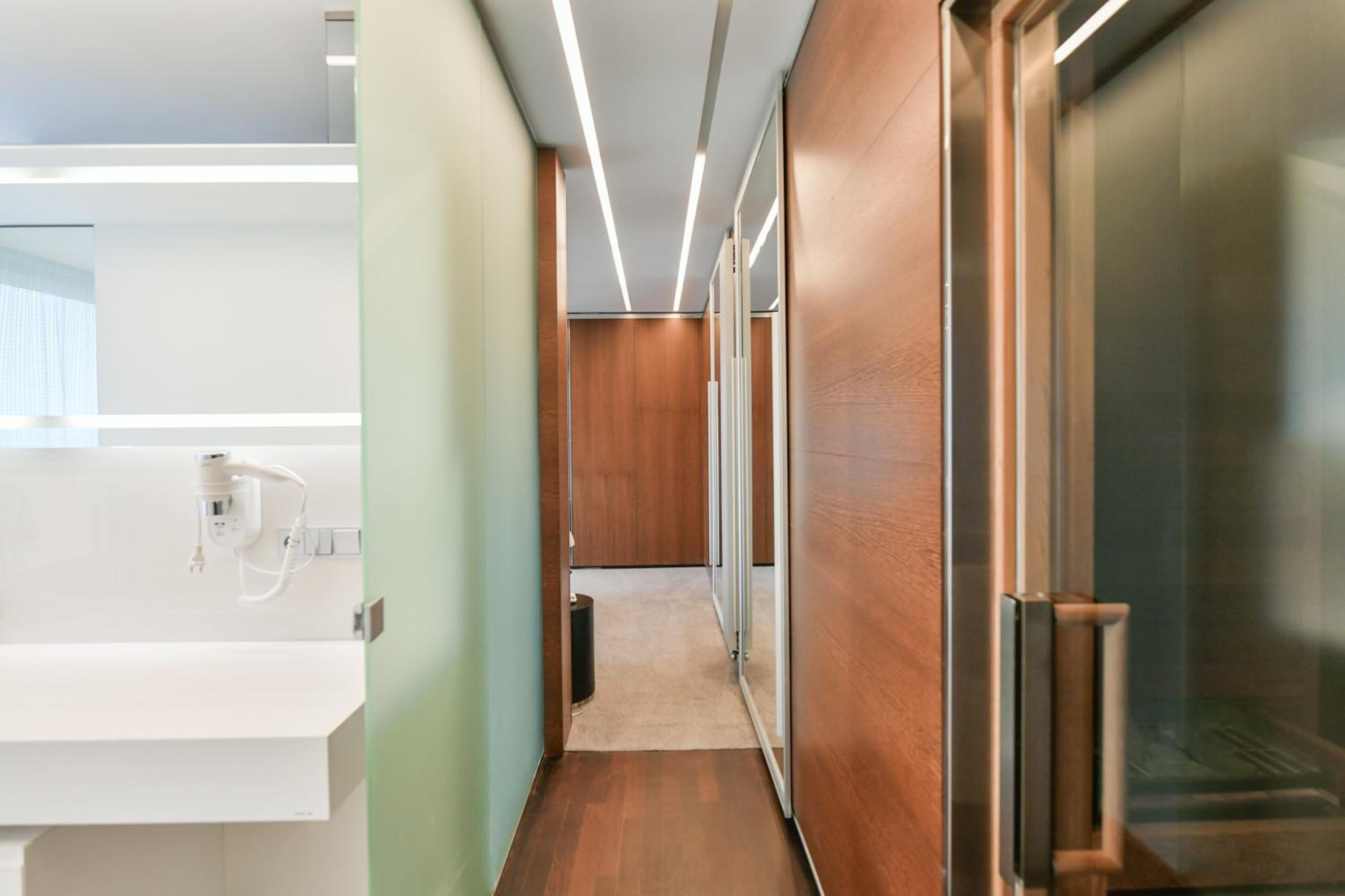 PRESIDENTIAL PENTHOUSE, 303m2, JACUZZI on TERRACE, SAUNA, 6BDRM, 4BTHRM, AC, LIFT