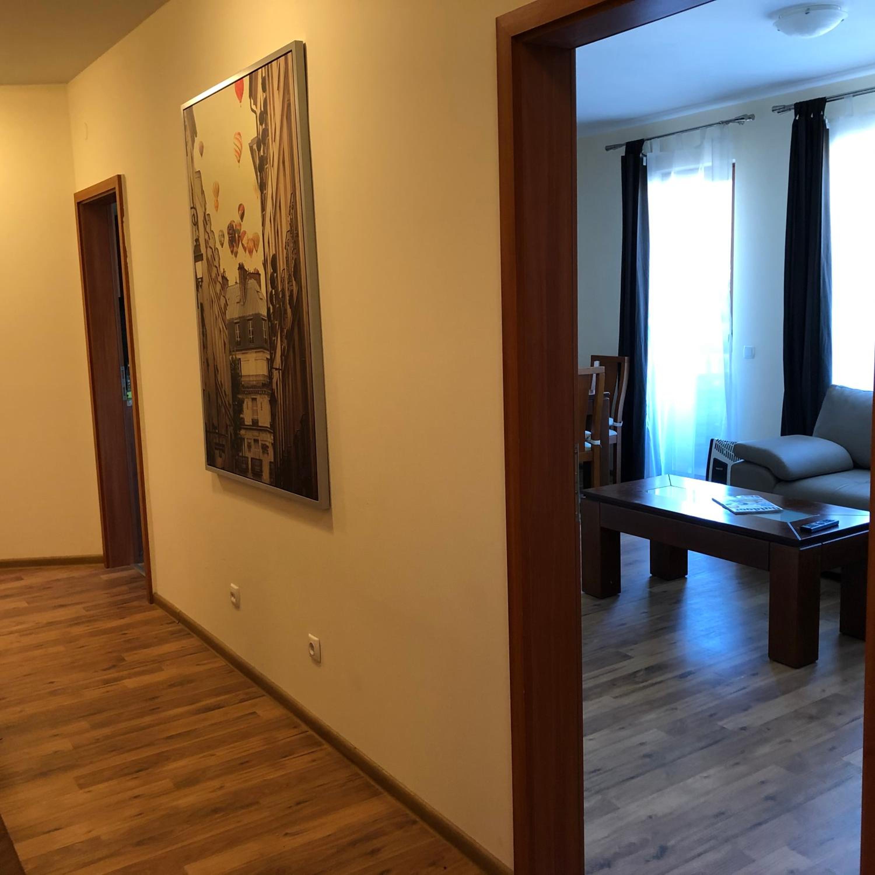 Spacious 2 Bed Apartment Close To Gondola
