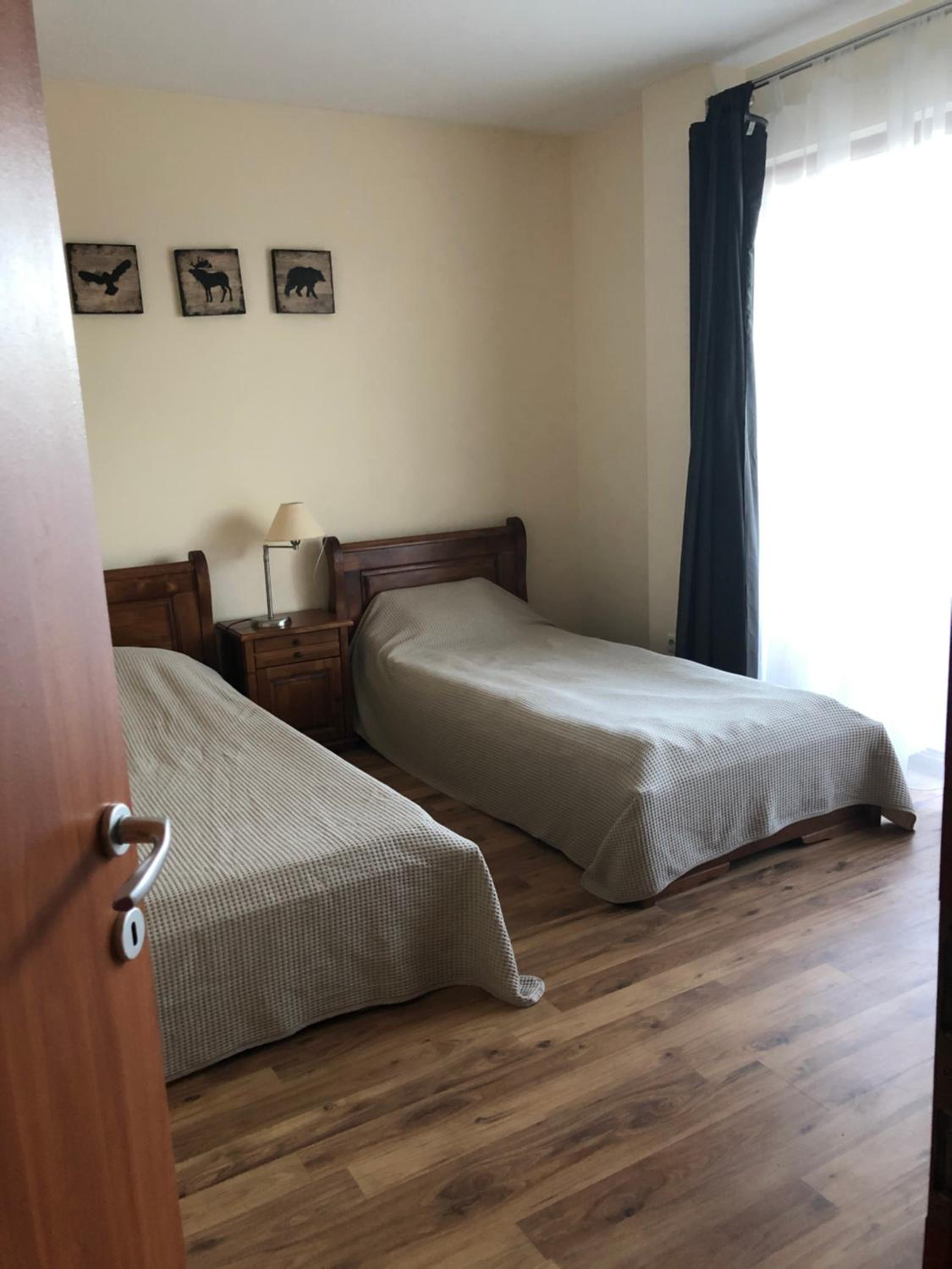 Spacious 2 Bed Apartment Close To Gondola