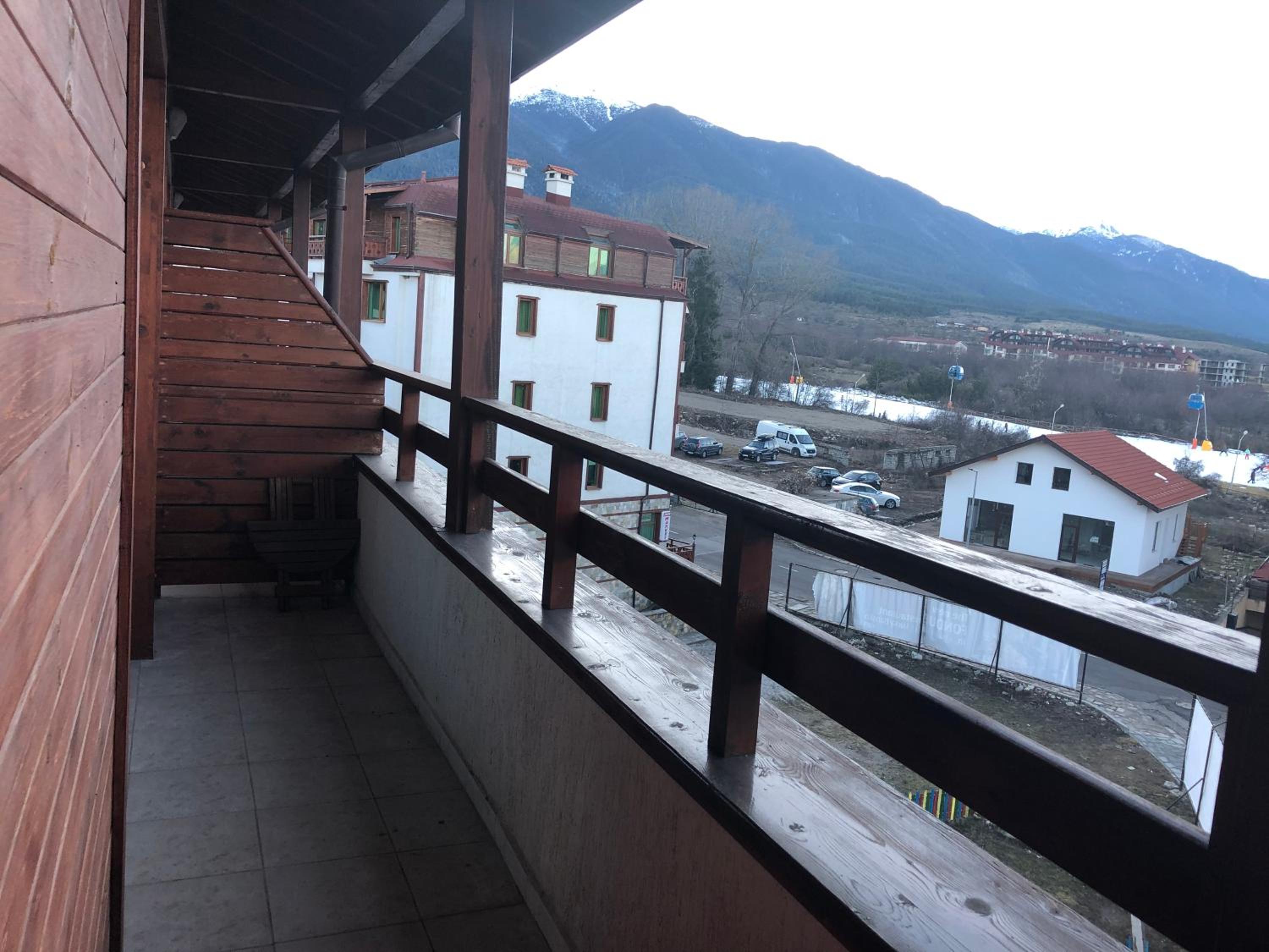 Spacious 2 Bed Apartment Close To Gondola