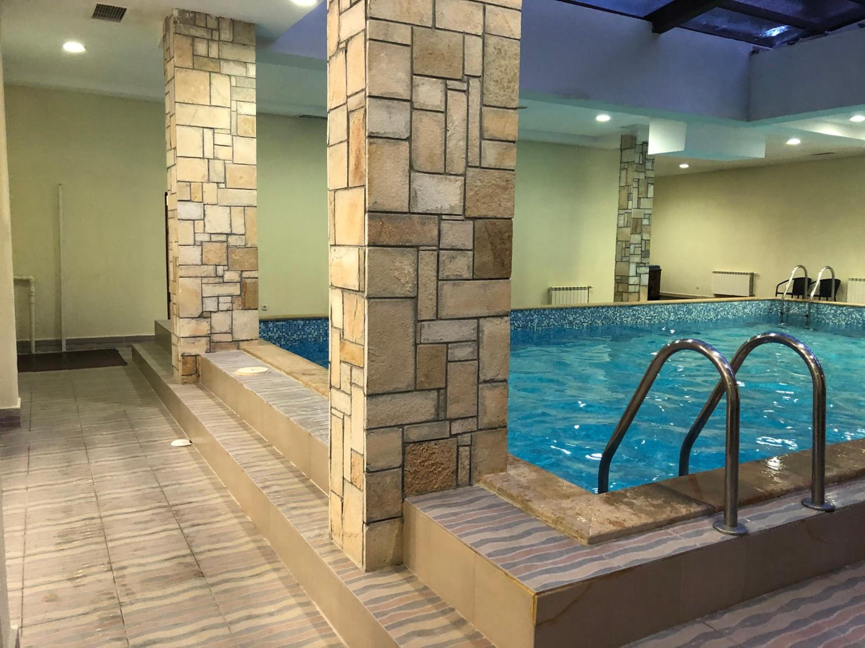 Spacious 2 Bed Apartment Close To Gondola