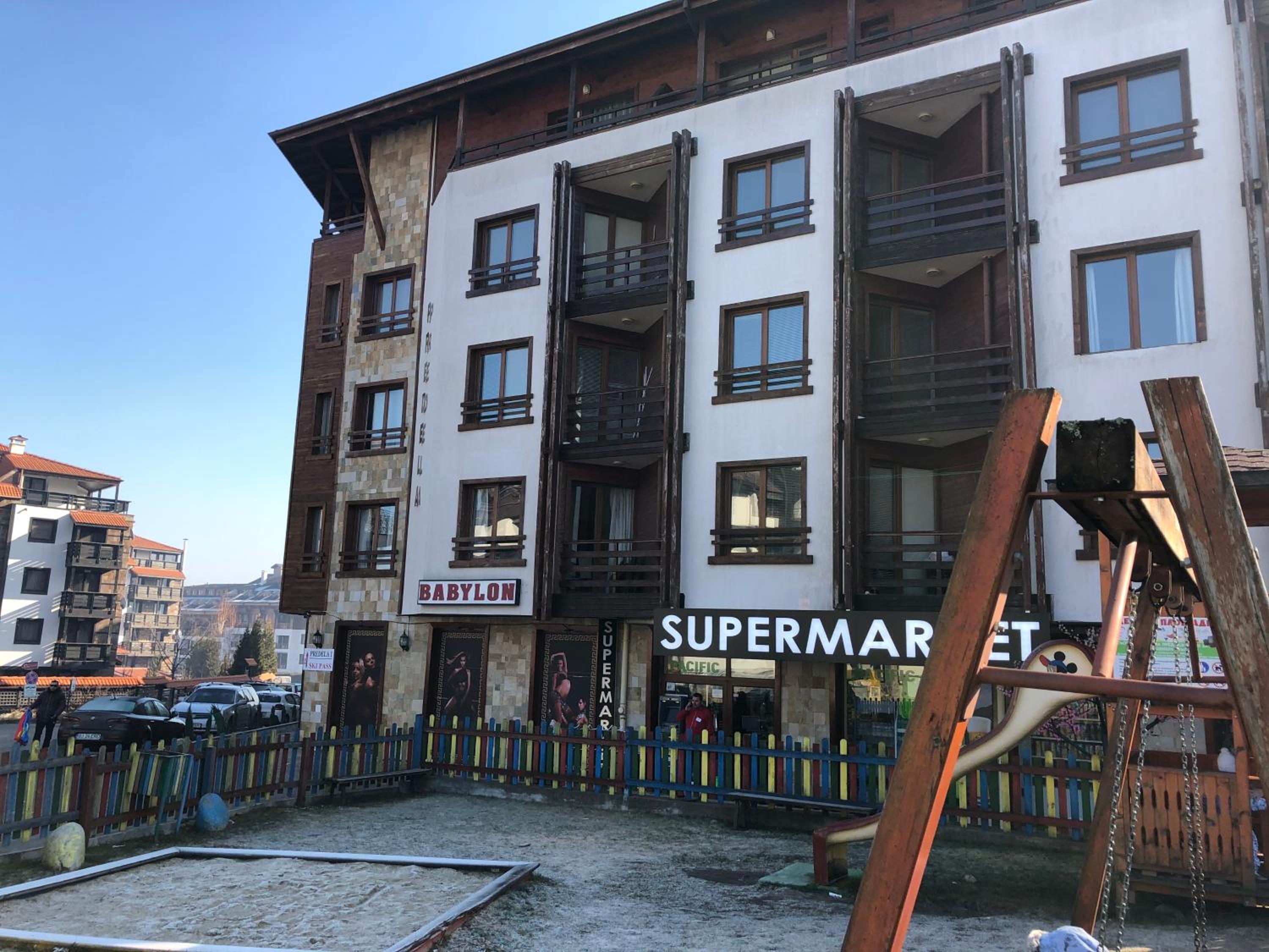 Spacious 2 Bed Apartment Close To Gondola