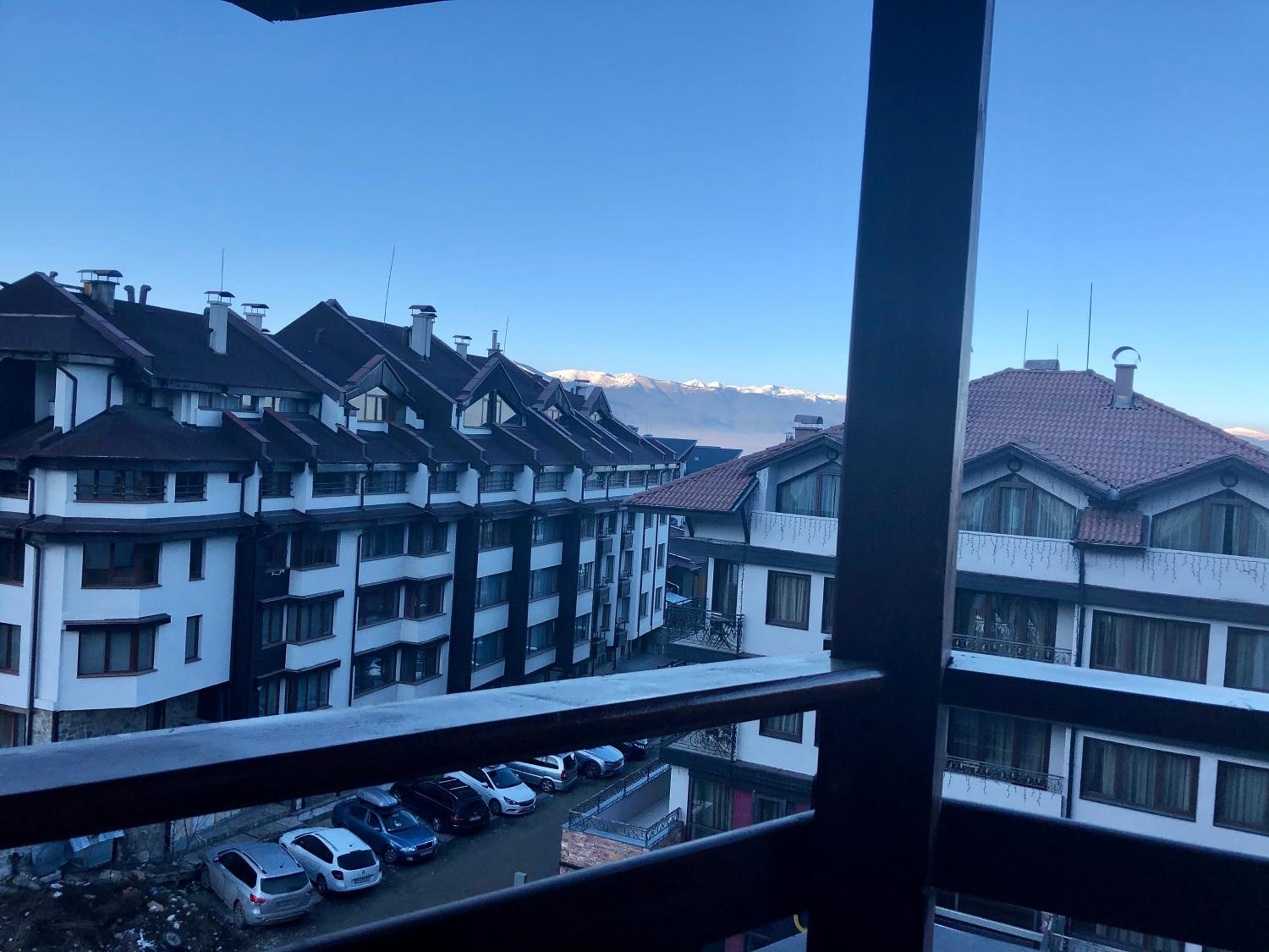 Spacious 2 Bed Apartment Close To Gondola