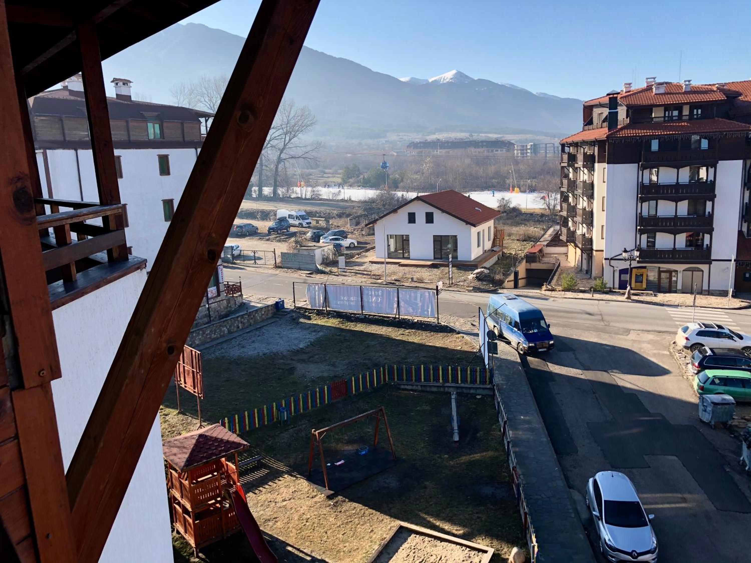 Spacious 2 Bed Apartment Close To Gondola