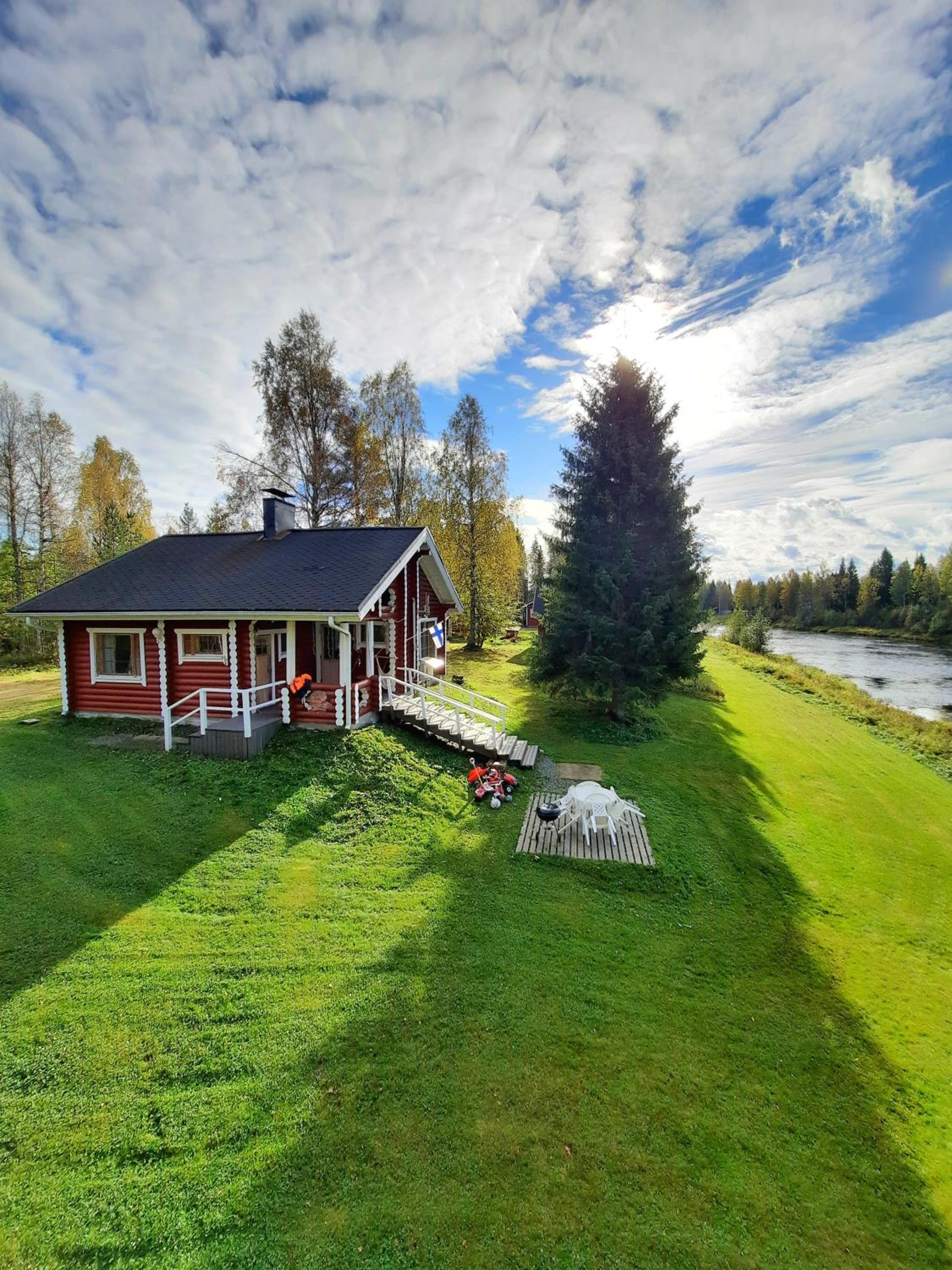 Lapin Villa Hiisi joen rannalla