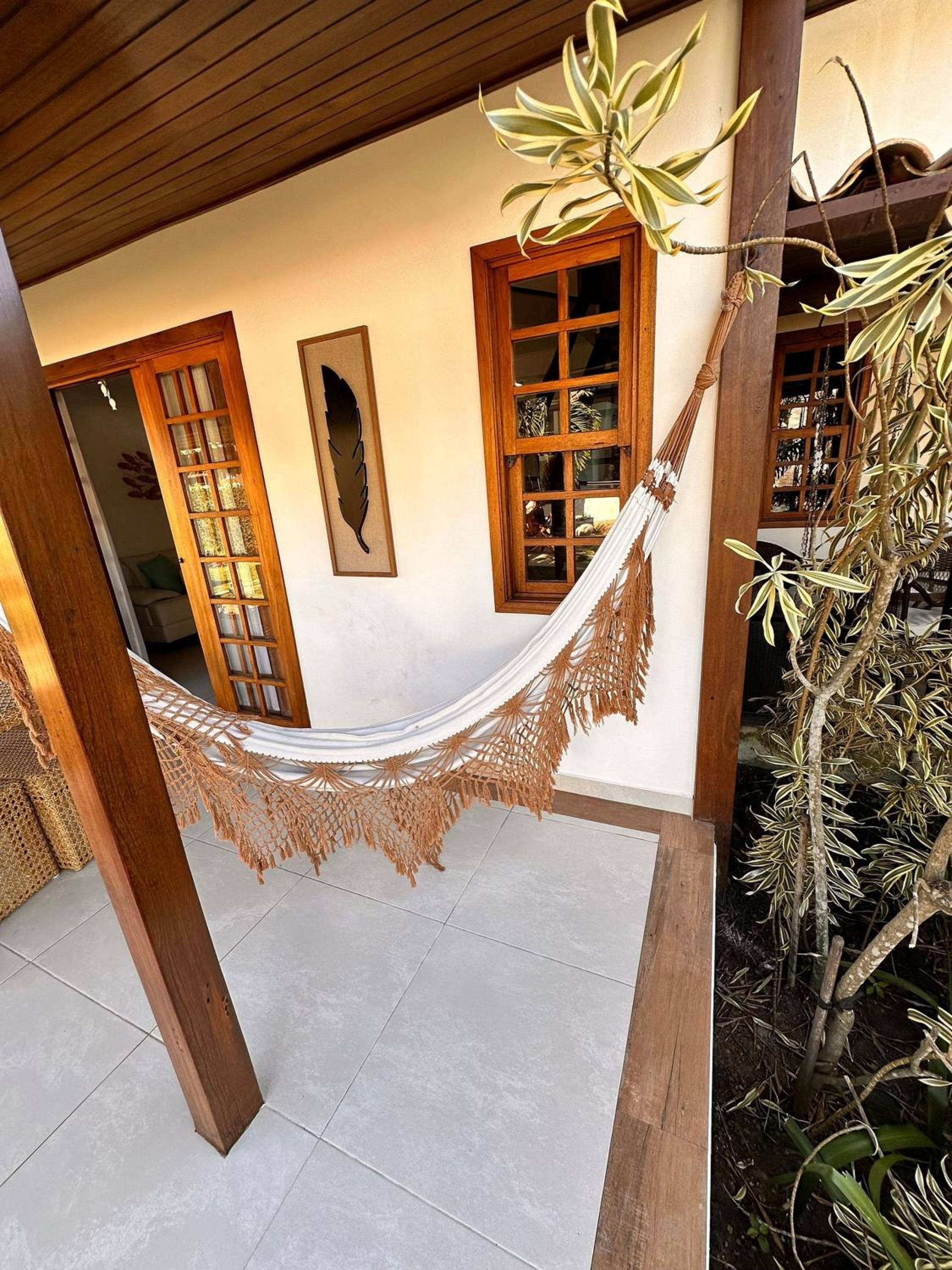 House 4 Minutes from Manguinhos Beach with Pool, Sauna, and Kids' Area