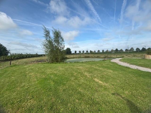 Landelijk vakantiehuis in Diksmuide met een tuin en vijver