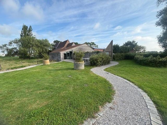 Landelijk vakantiehuis in Diksmuide met een tuin en vijver