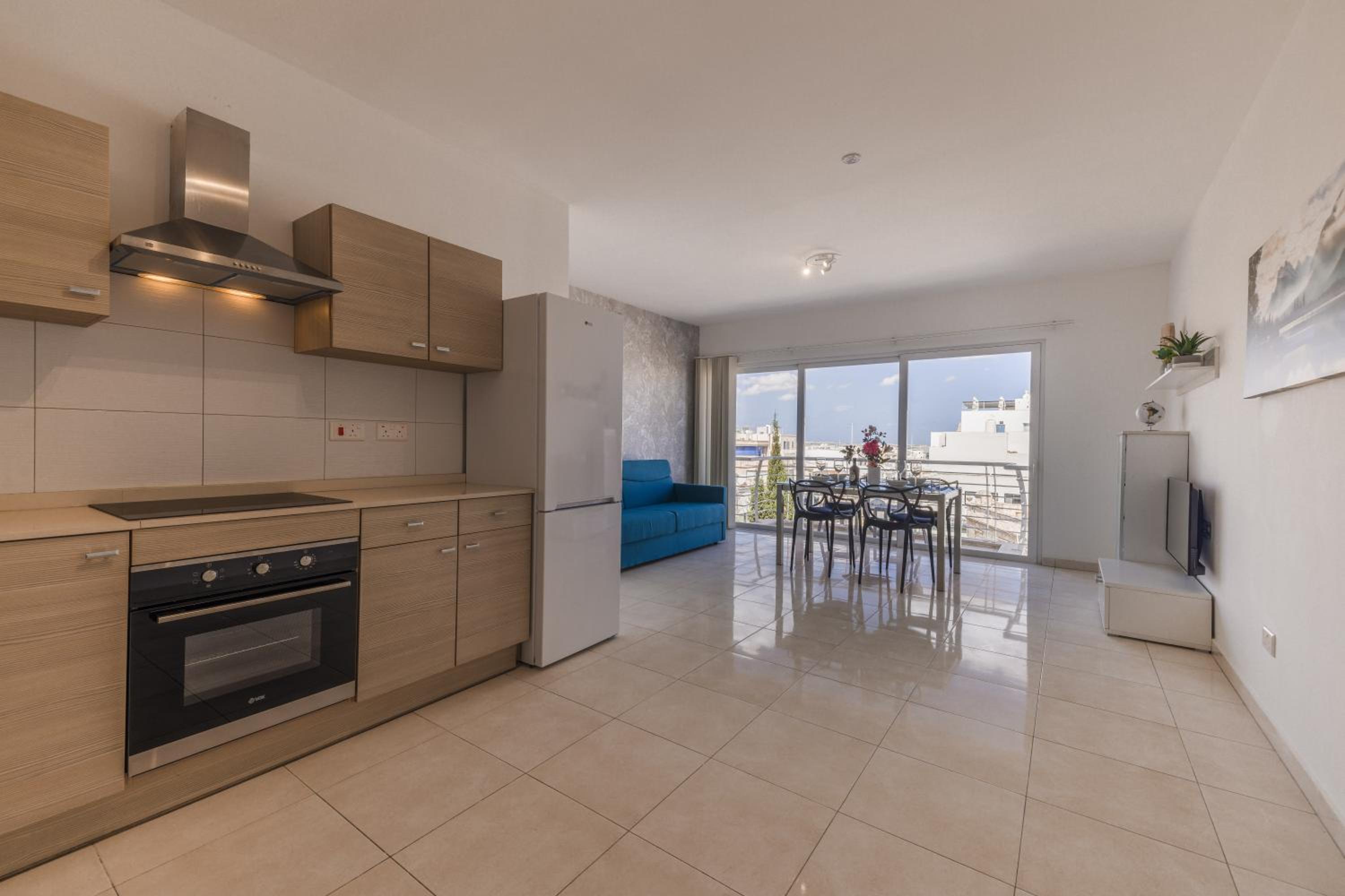 The Pinnacle 3 - 2BED w indoor jacuzzi! by Homely
