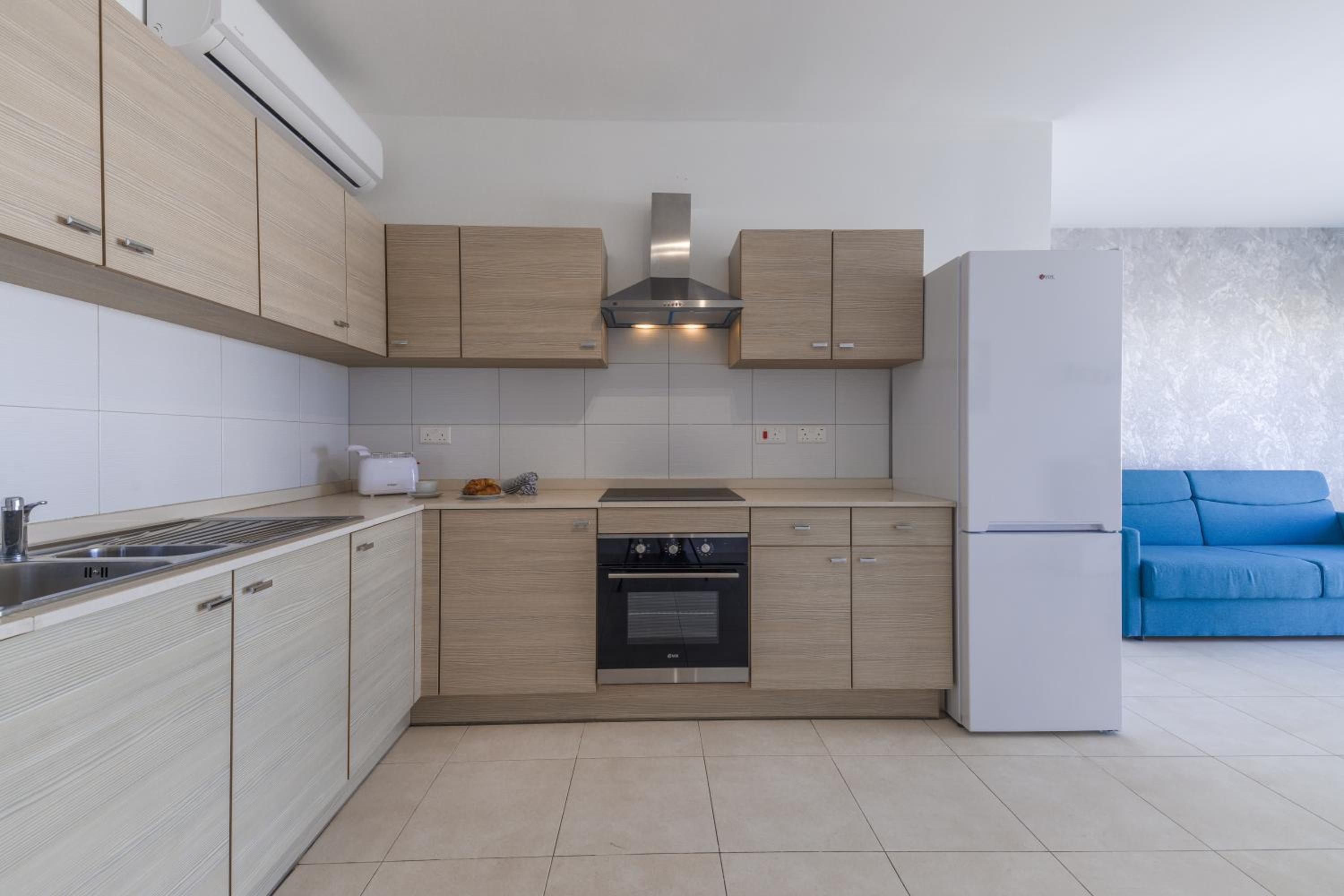 The Pinnacle 3 - 2BED w indoor jacuzzi! by Homely