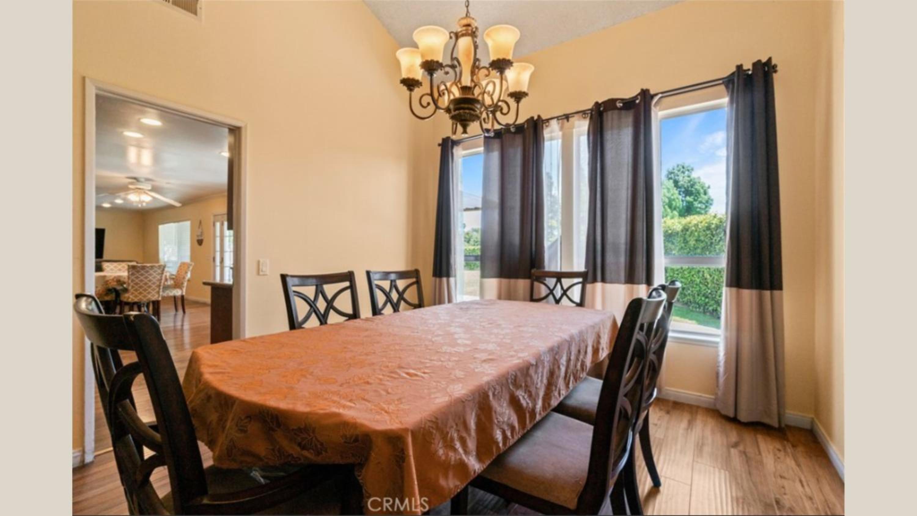 Valley Gem, luxurious 5 bedroom 3 bath, sleeps 12