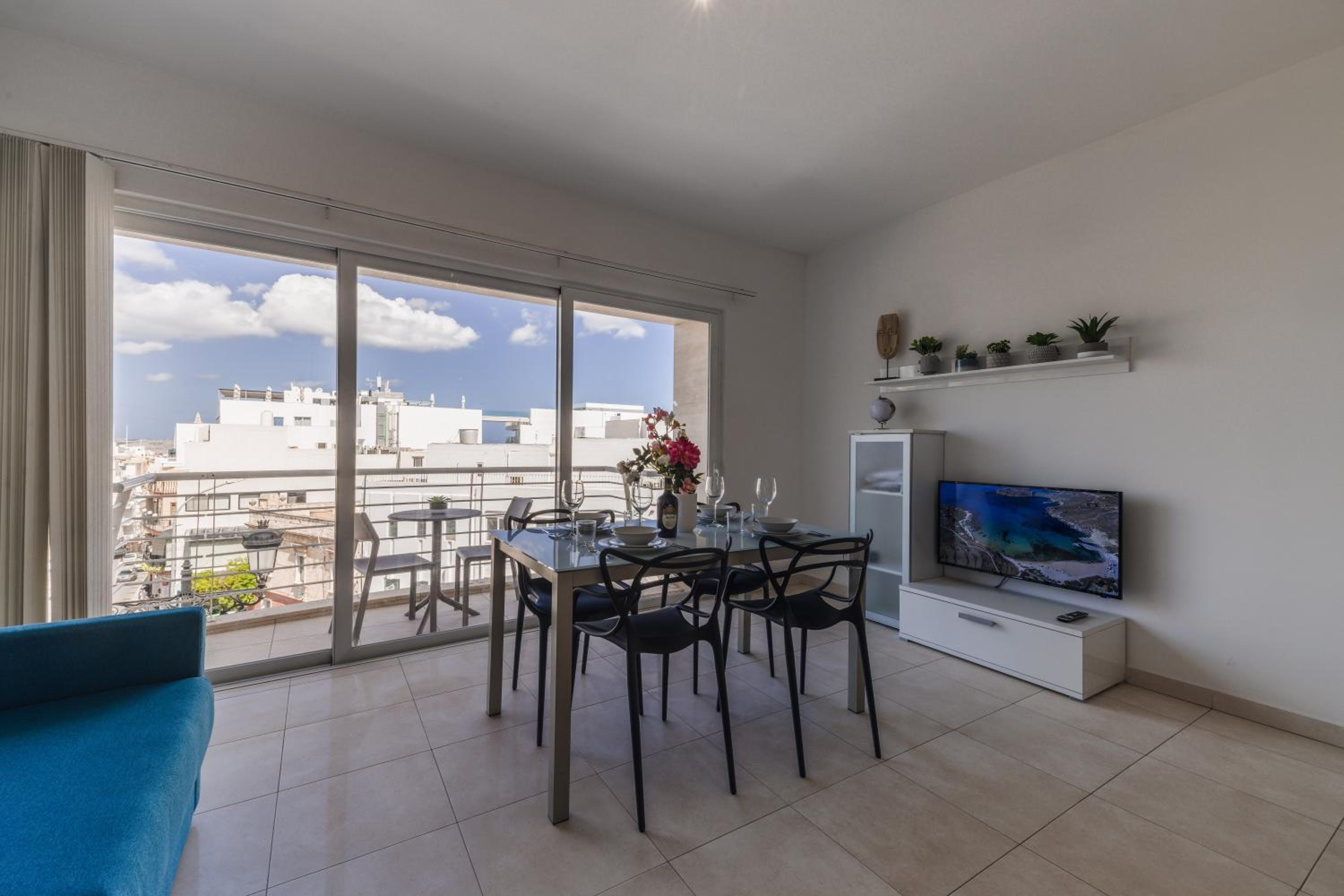 The Pinnacle 3 - 2BED w indoor jacuzzi! by Homely