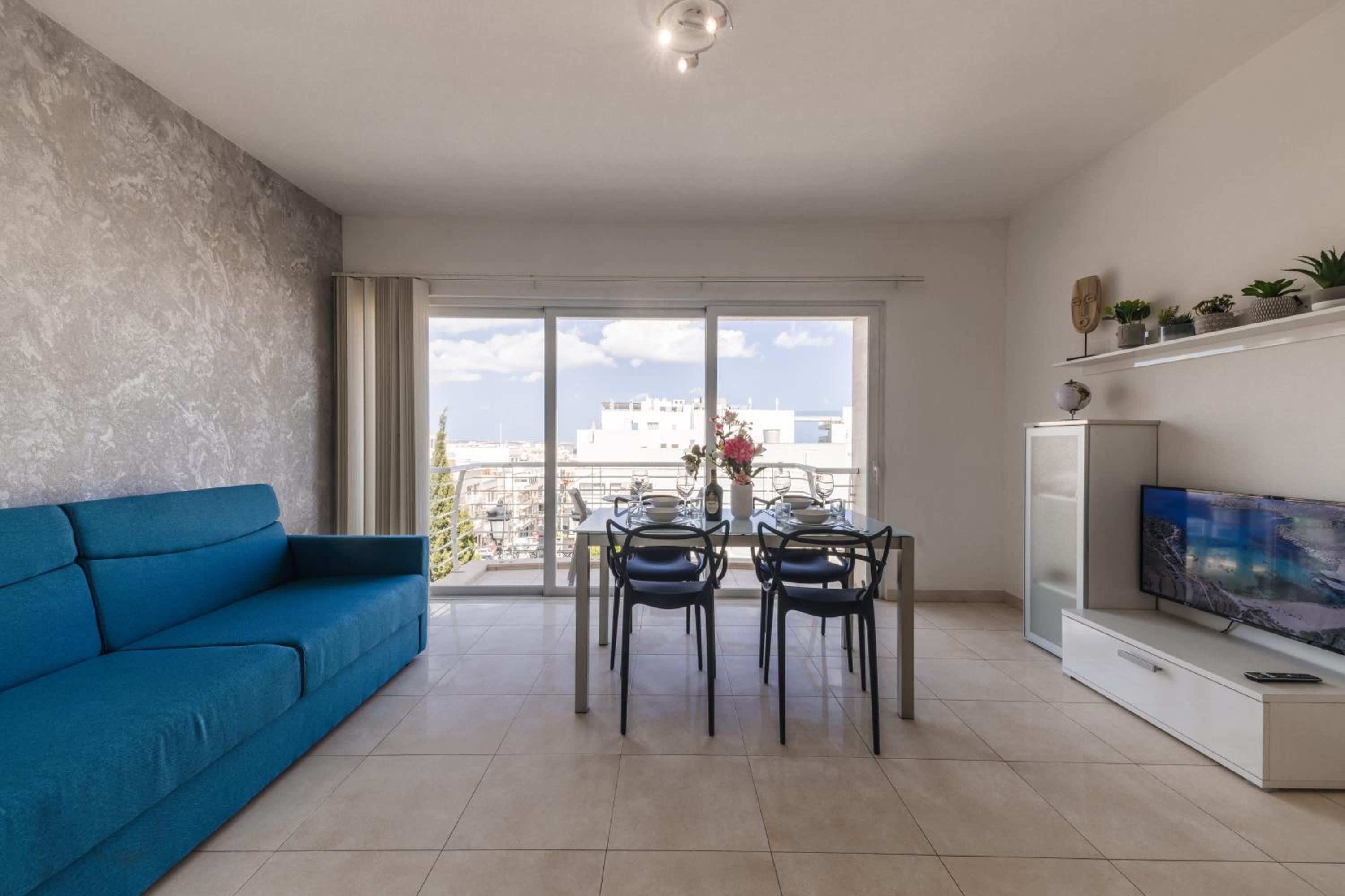 The Pinnacle 3 - 2BED w indoor jacuzzi! by Homely