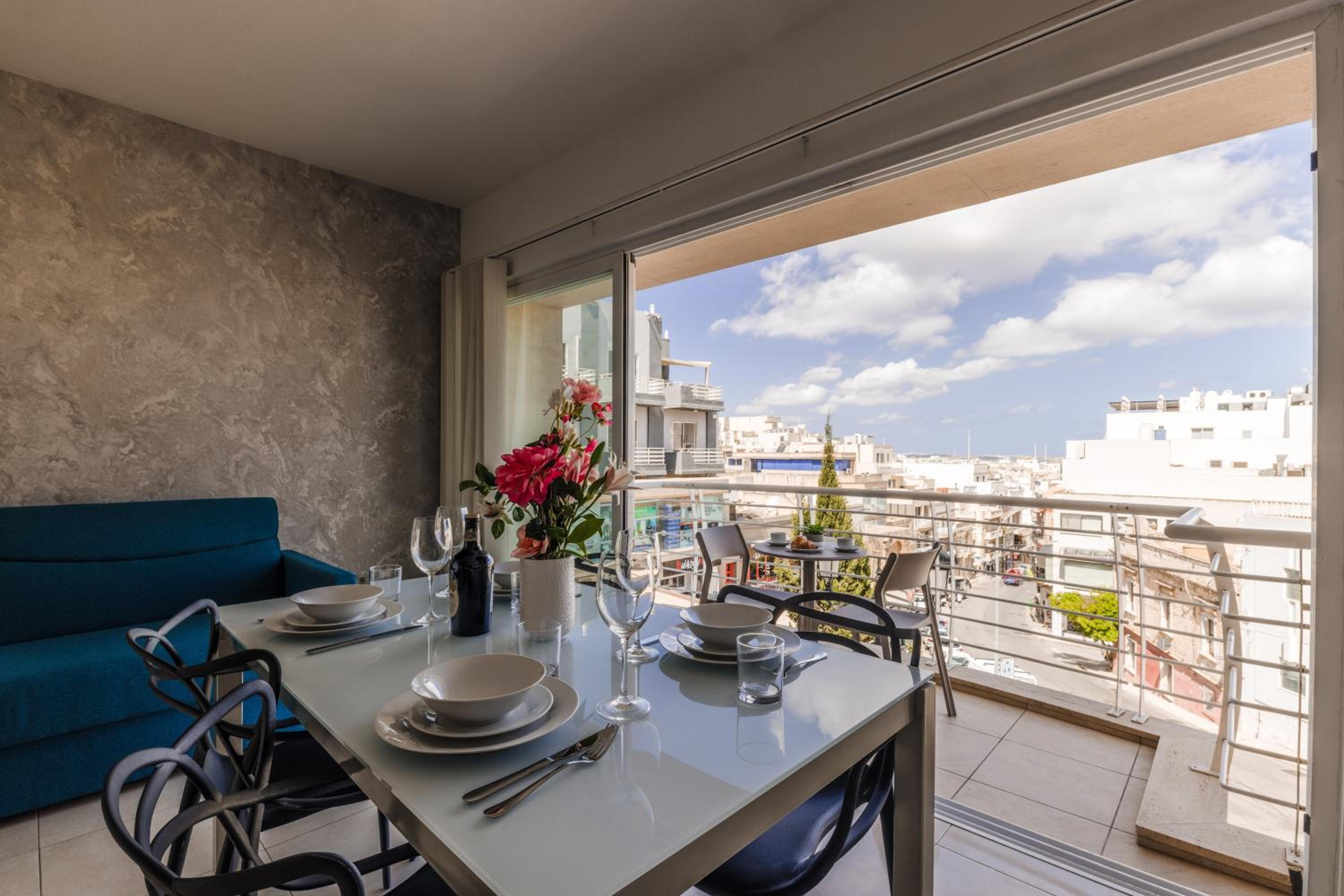 The Pinnacle 3 - 2BED w indoor jacuzzi! by Homely