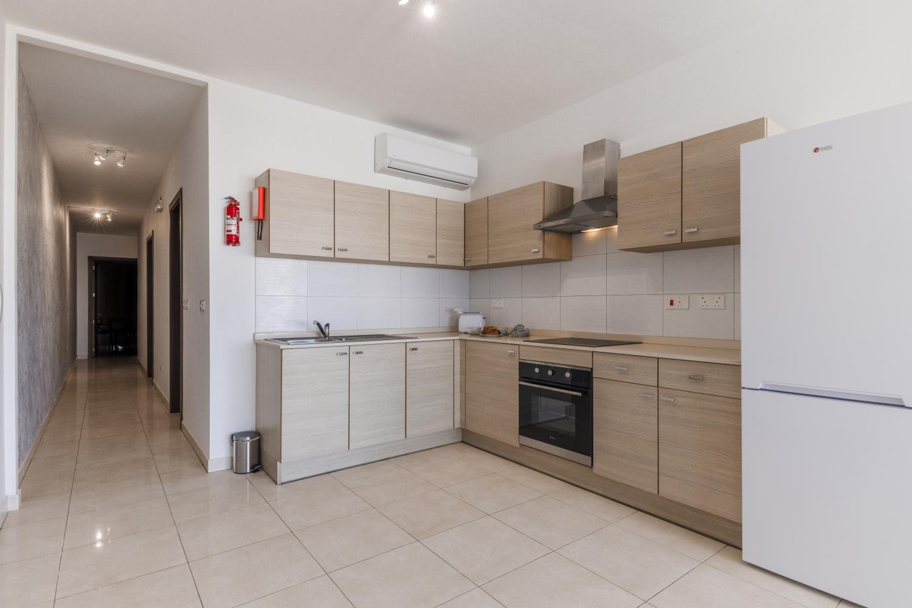The Pinnacle 3 - 2BED w indoor jacuzzi! by Homely