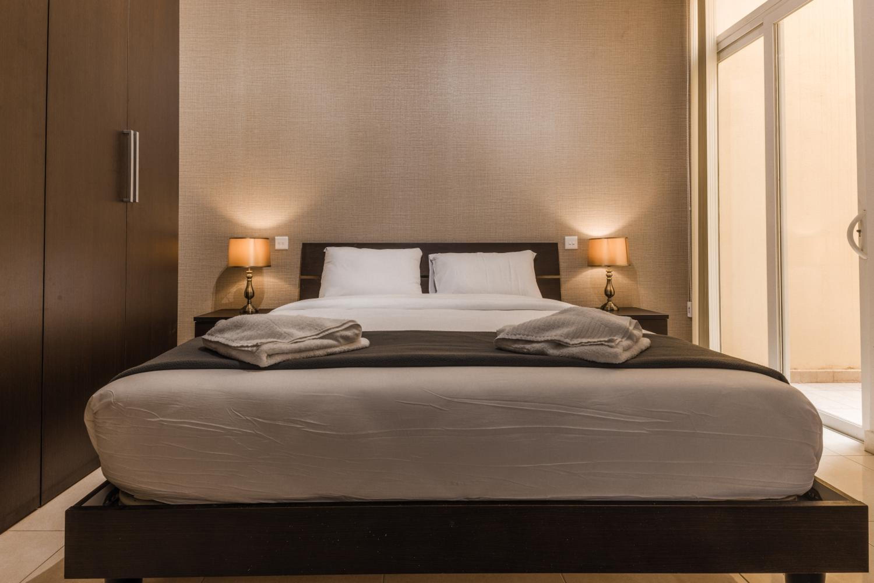The Pinnacle 3 - 2BED w indoor jacuzzi! by Homely