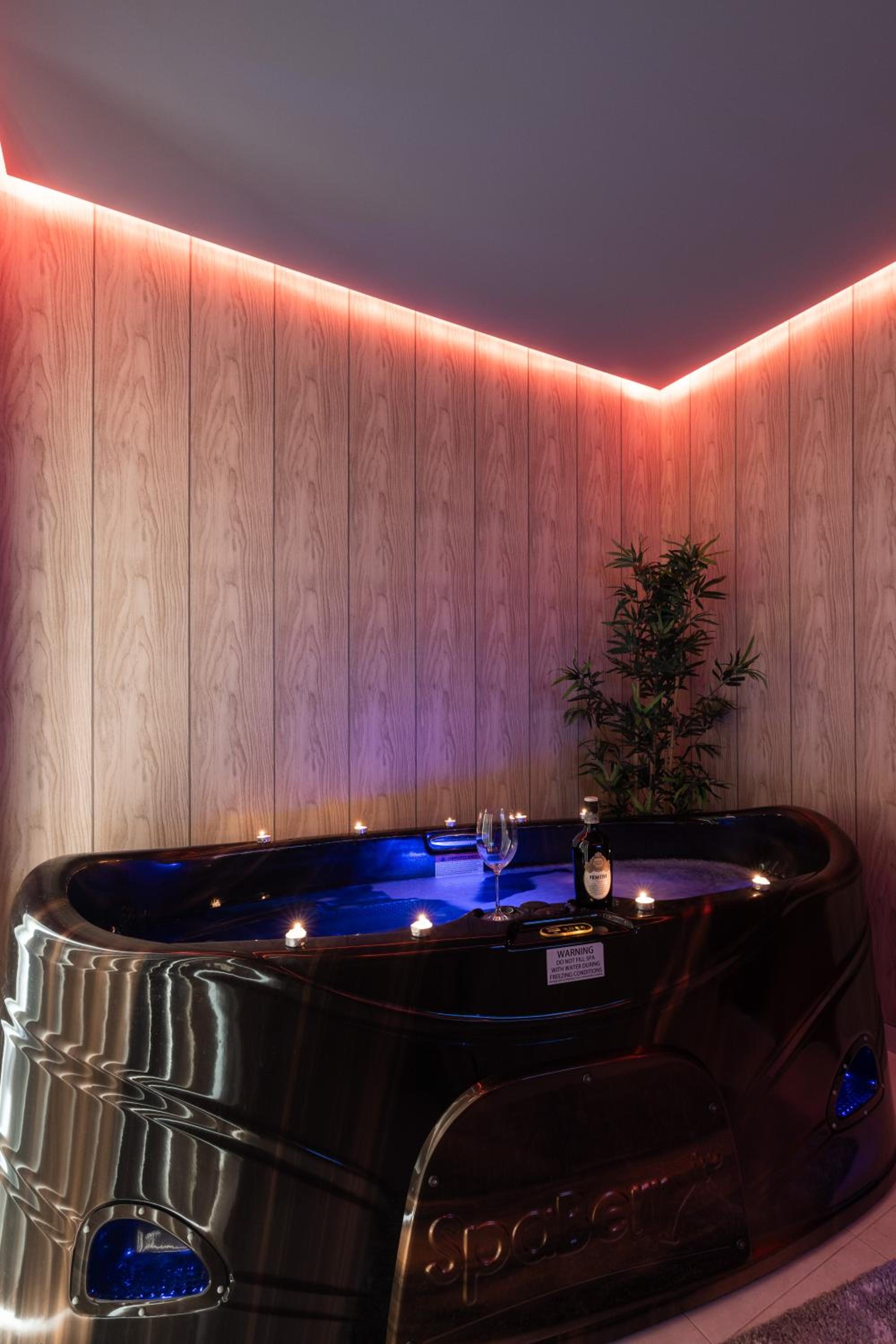 The Pinnacle 3 - 2BED w indoor jacuzzi! by Homely