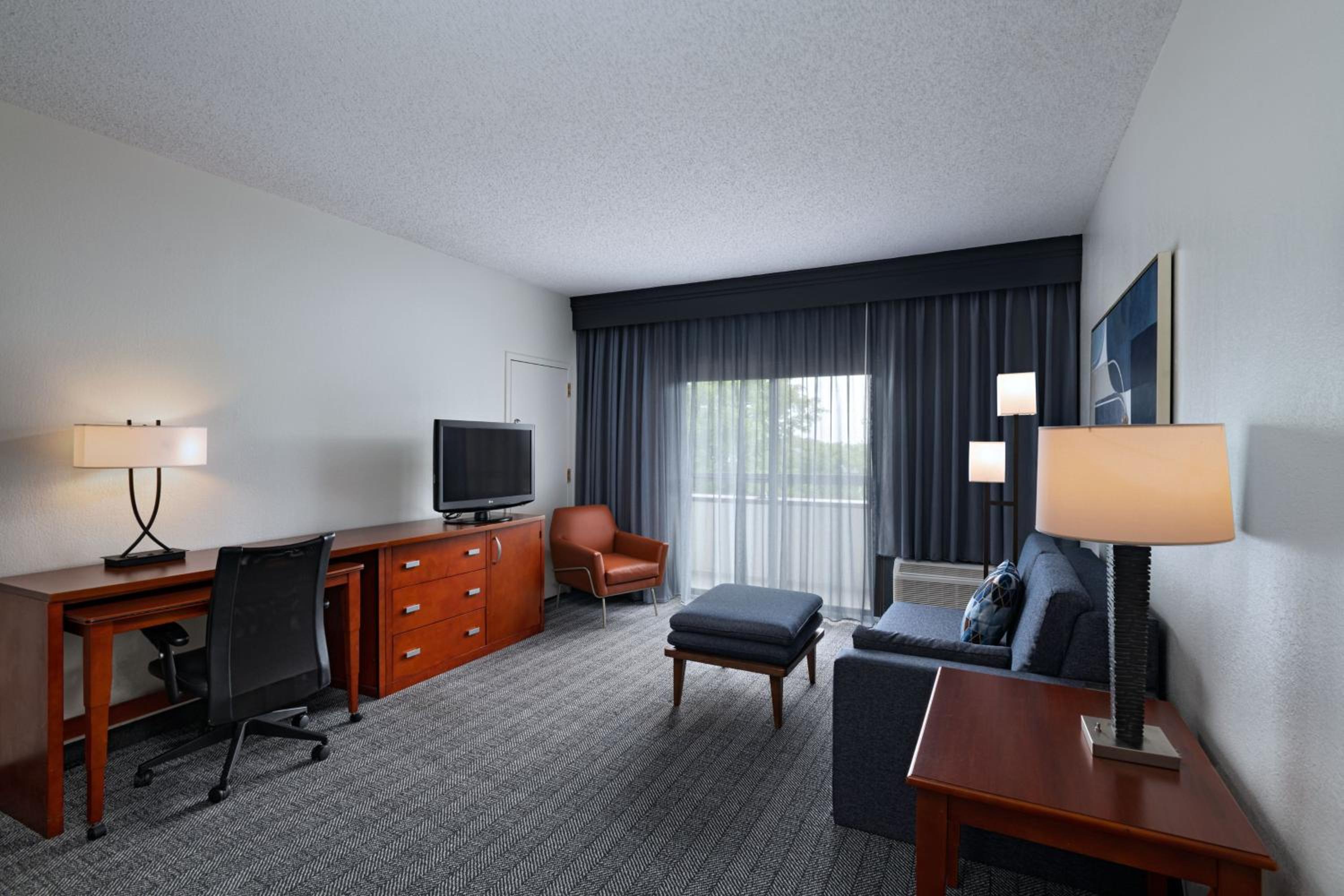 Courtyard by Marriott Dallas Arlington Entertainment District 3