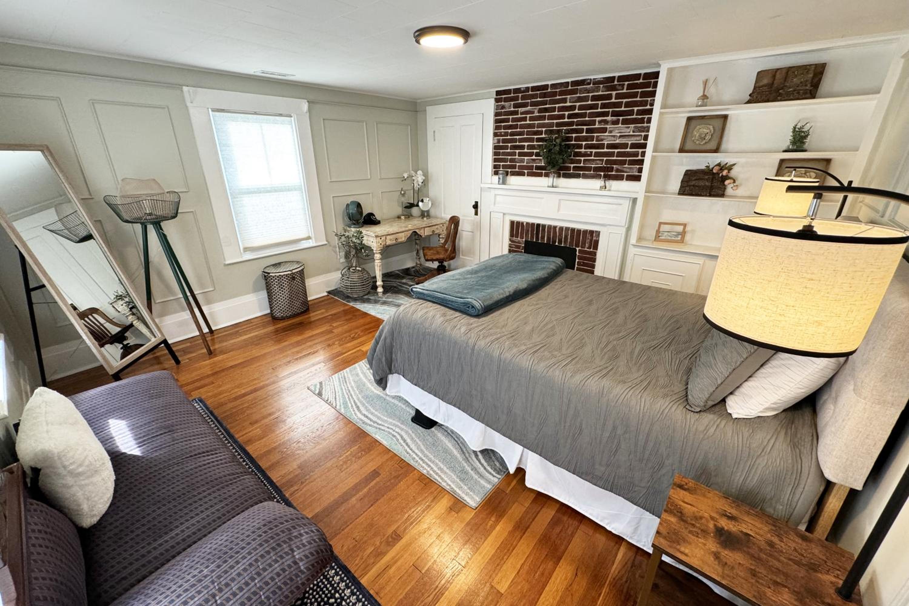Large, Comfortable & Conveniently located Home, photo 28