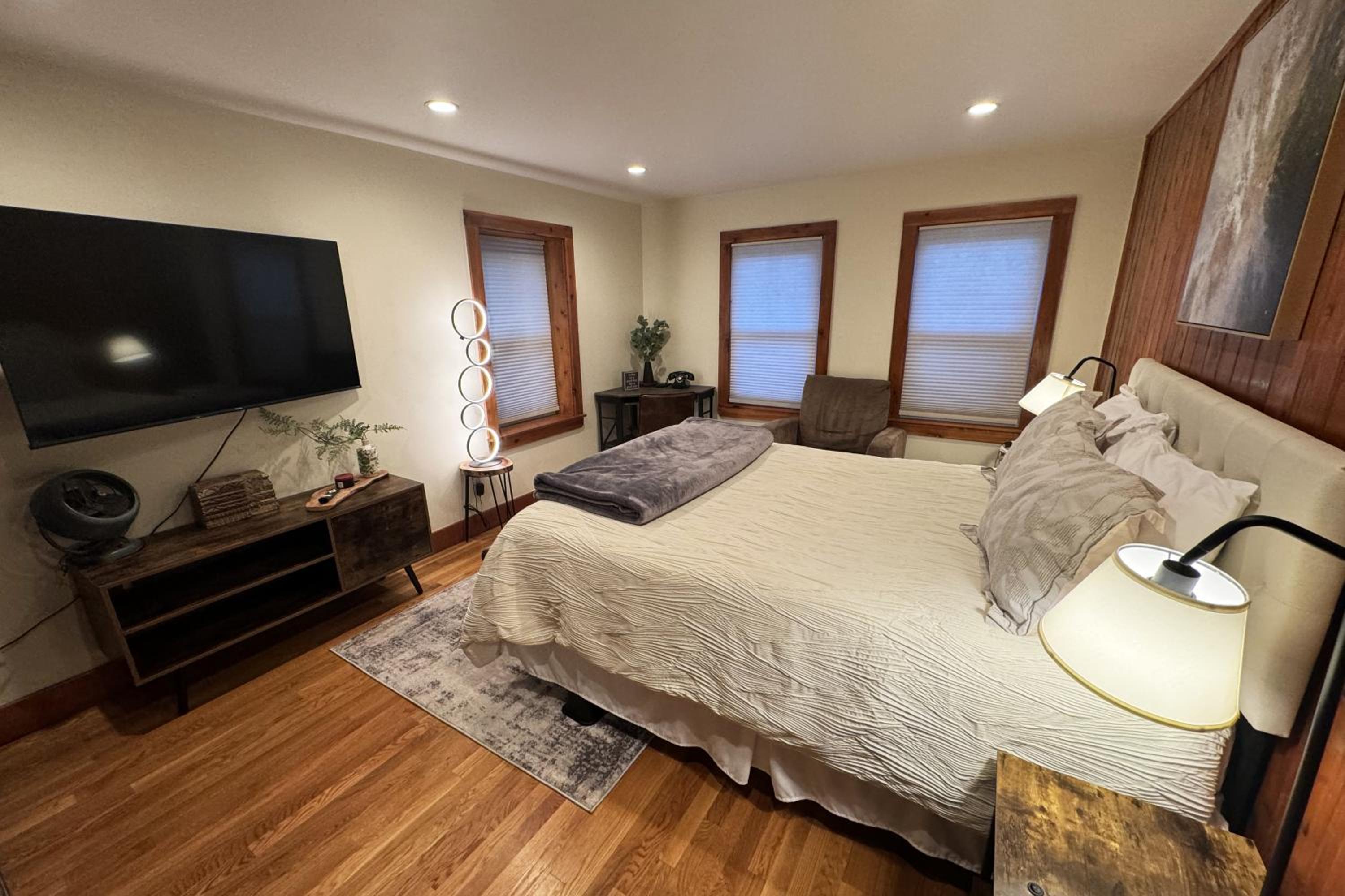 Large, Comfortable & Conveniently located Home, photo 36