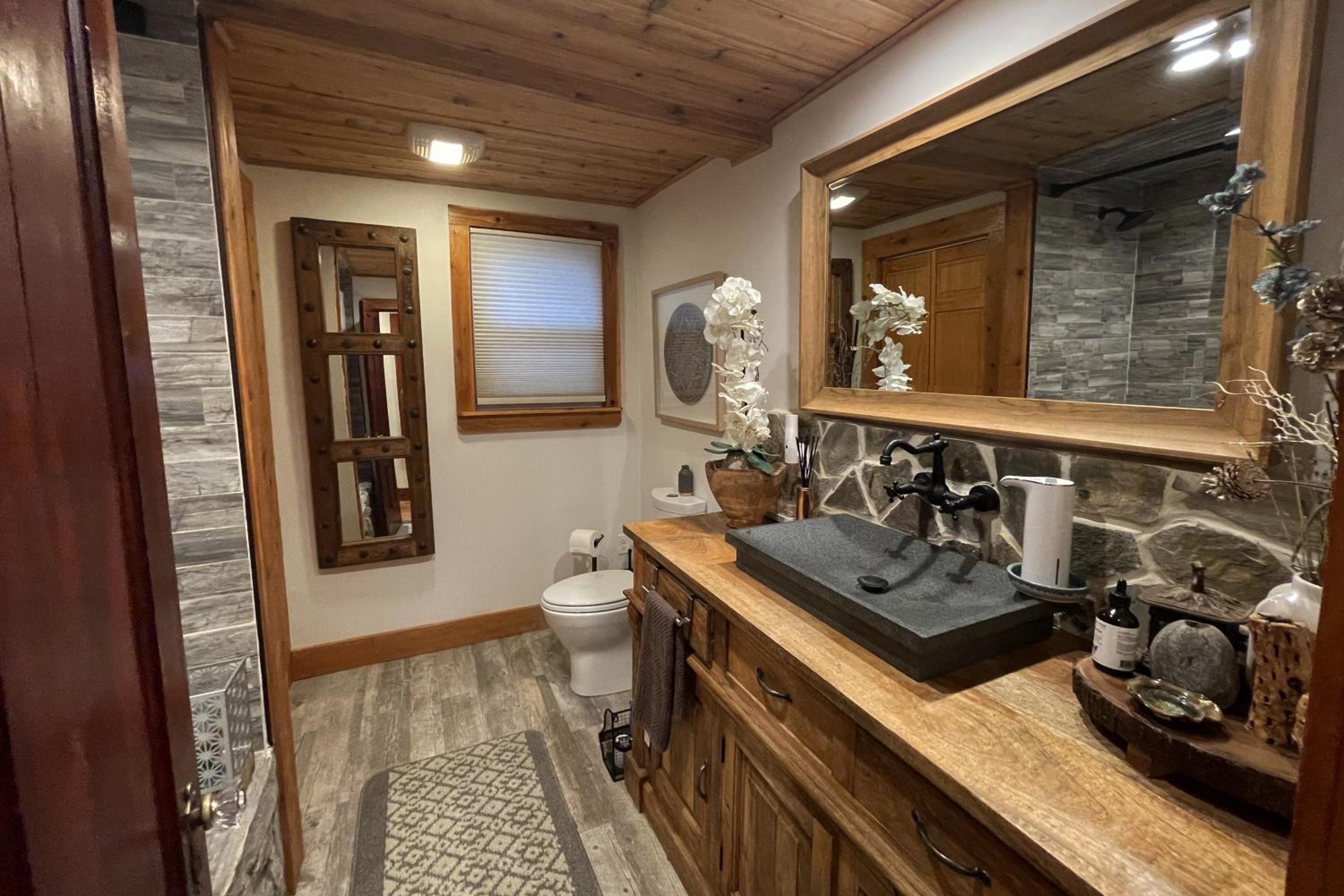 Large, Comfortable & Conveniently located Home, photo 10