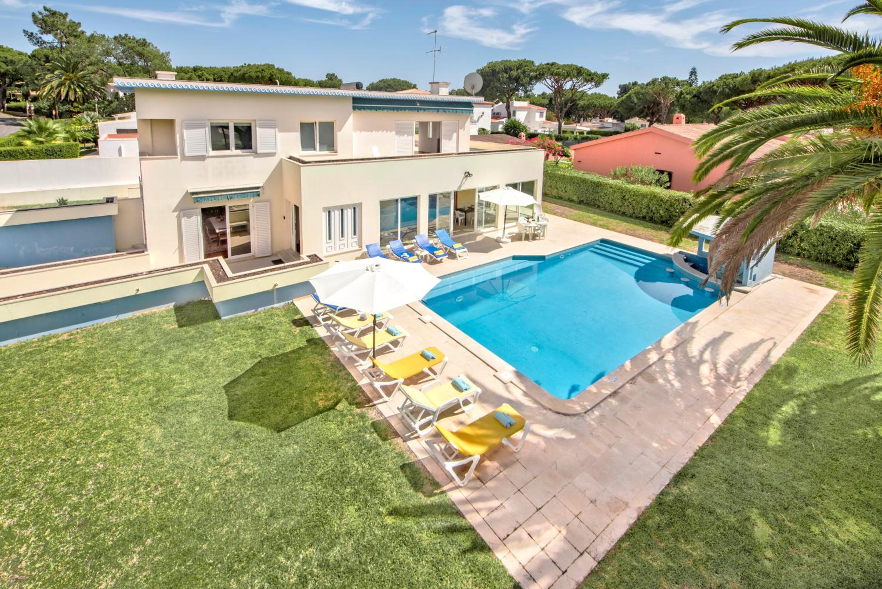 Large private pool viilla, close to amenites, free air conditioning and wifi view 4