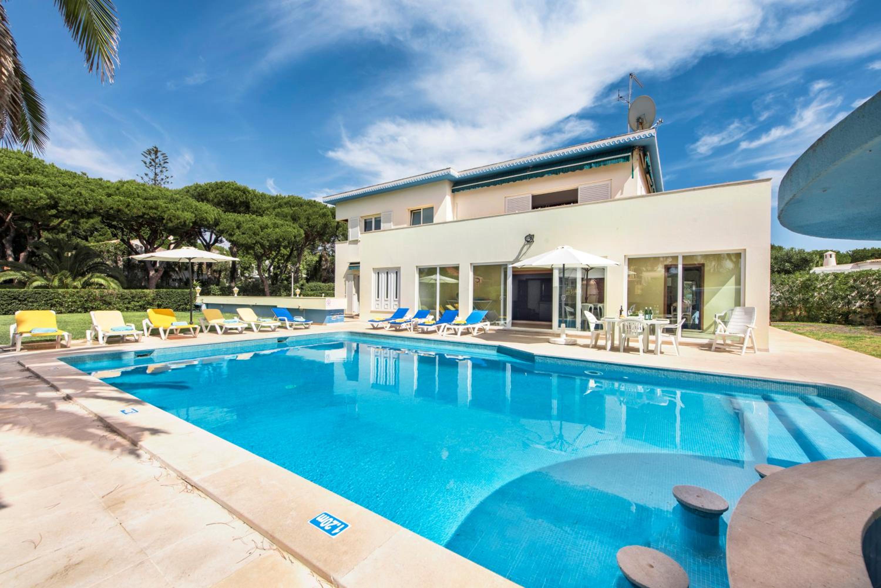 Large private pool viilla, close to amenites, free air conditioning and wifi view 5