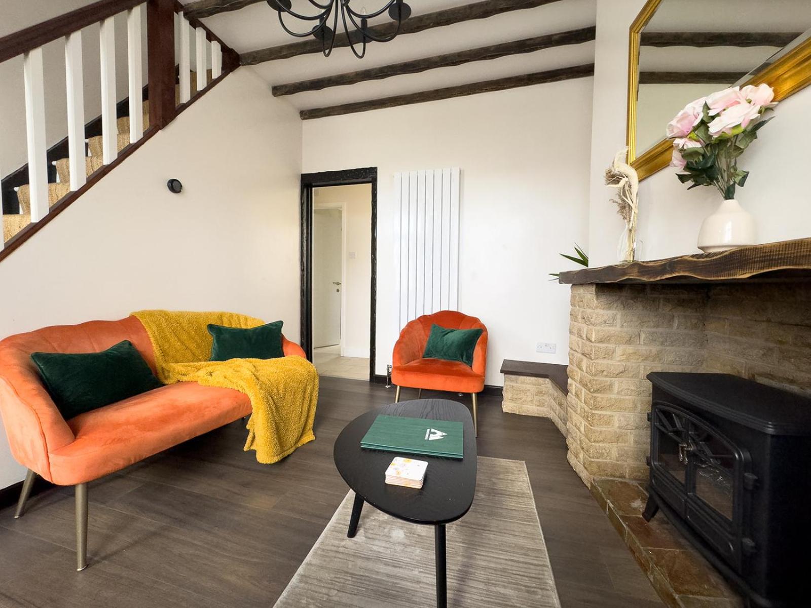 Central Buxton - Modern Cottage - Peak District view 3