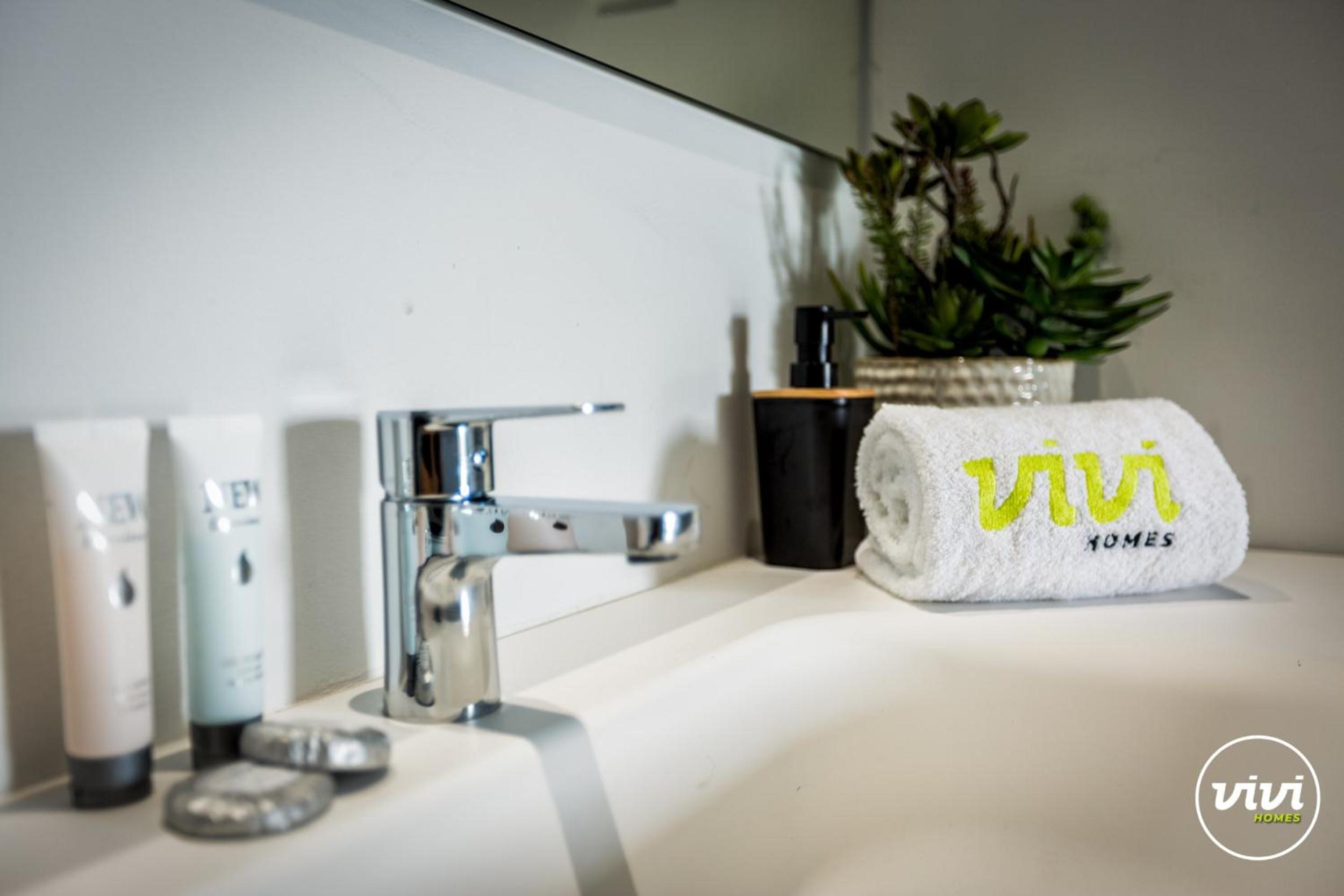 ViVi Homes - Higueron Premium Wellness, Sauna, Pool & Hot tub
